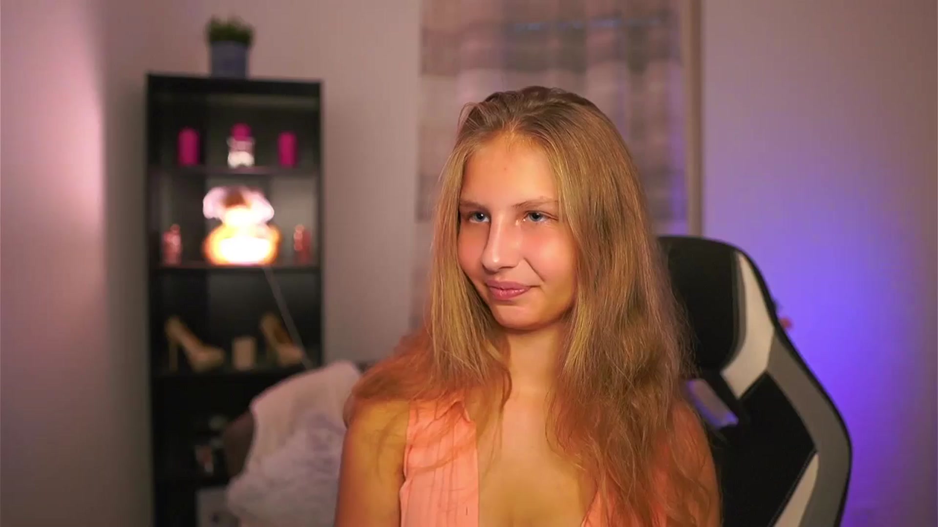 Gallery image thumbnail from Emmie_murray's myfreecams stream on, 10/16/2025, 16:17 image 10 of 20