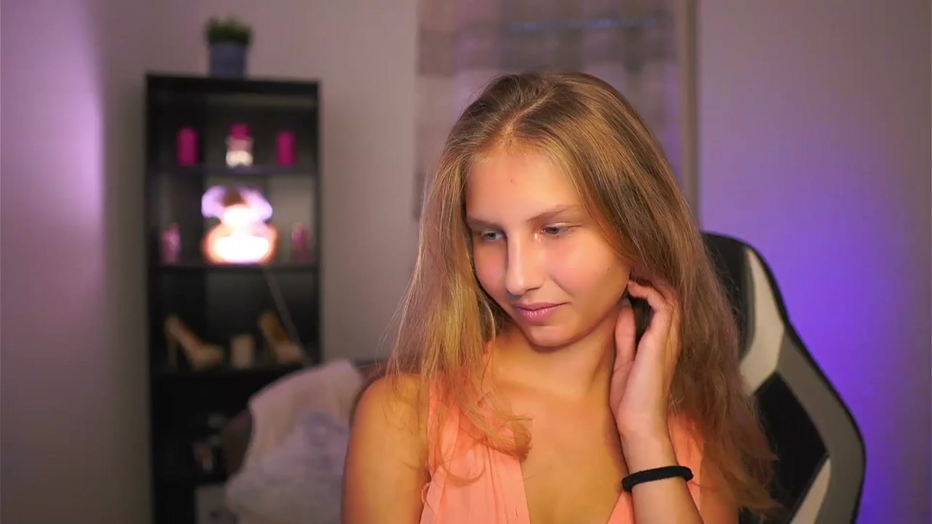 Gallery image thumbnail from Emmie_murray's myfreecams stream on, 10/16/2025, 16:17 image 8 of 20