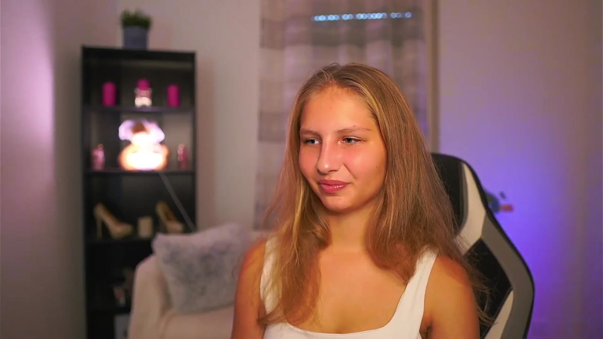 Gallery image thumbnail from Emmie_murray's myfreecams stream on, 10/17/2025, 13:22 image 10 of 20