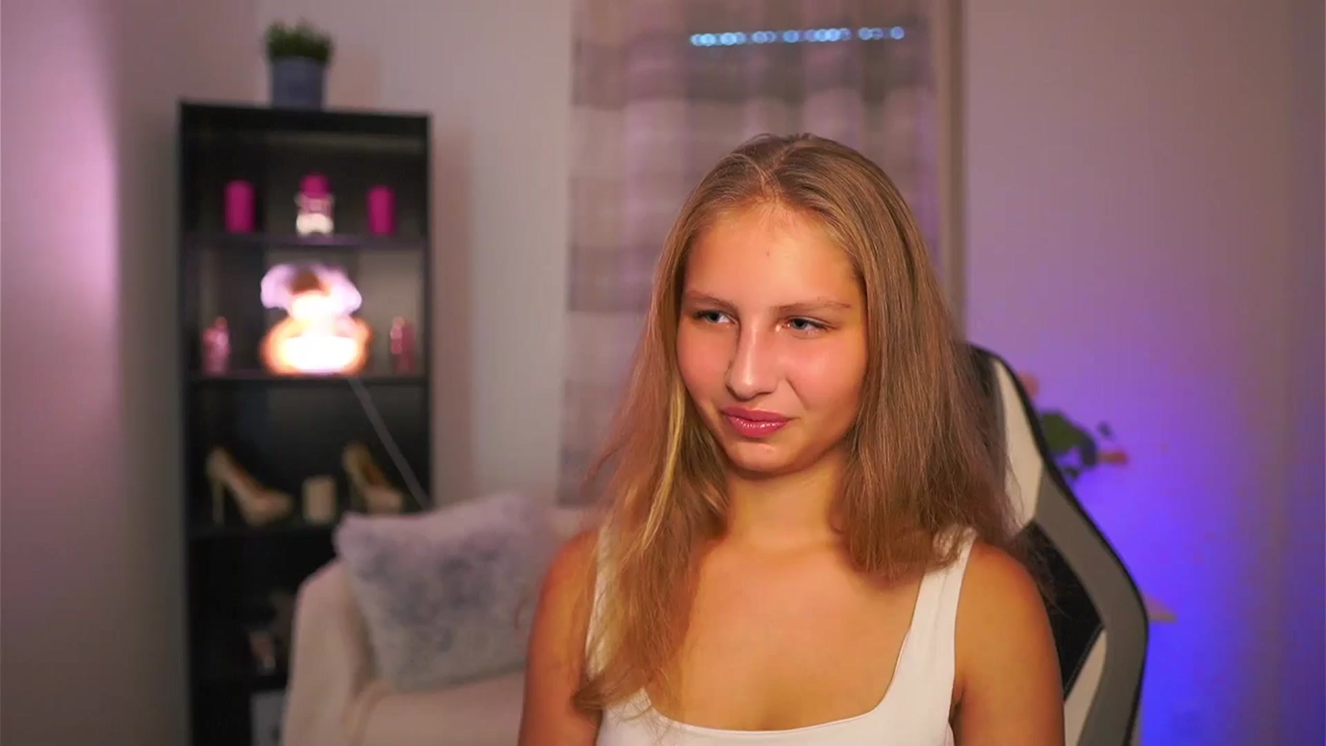 Gallery image thumbnail from Emmie_murray's myfreecams stream on, 10/17/2025, 13:22 image 6 of 20