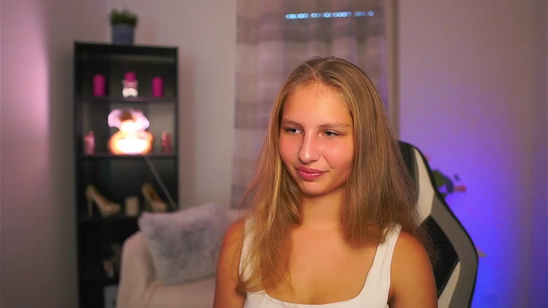 Gallery image thumbnail from Emmie_murray's myfreecams stream on, 10/17/2025, 13:22 image 9 of 20