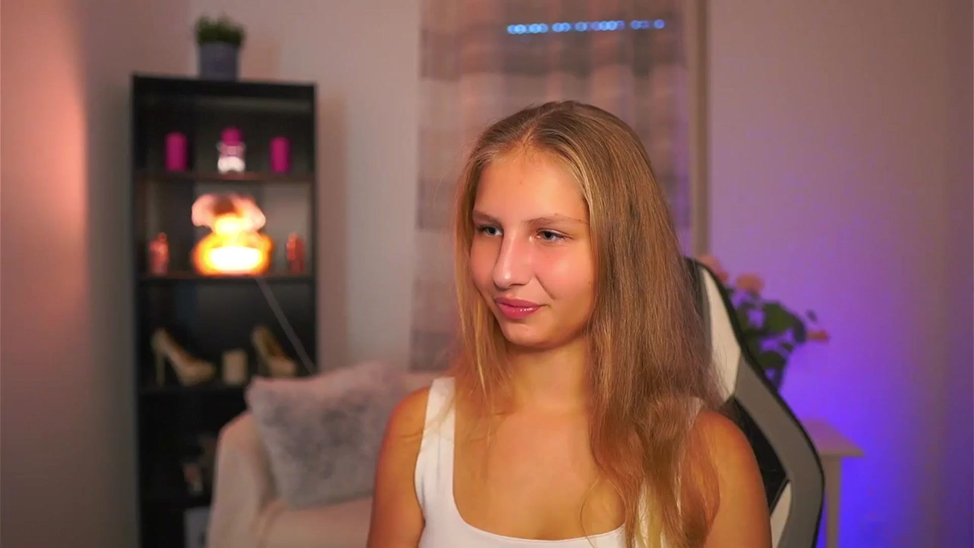Gallery image thumbnail from Emmie_murray's myfreecams stream on, 10/17/2025, 13:22 image 3 of 20