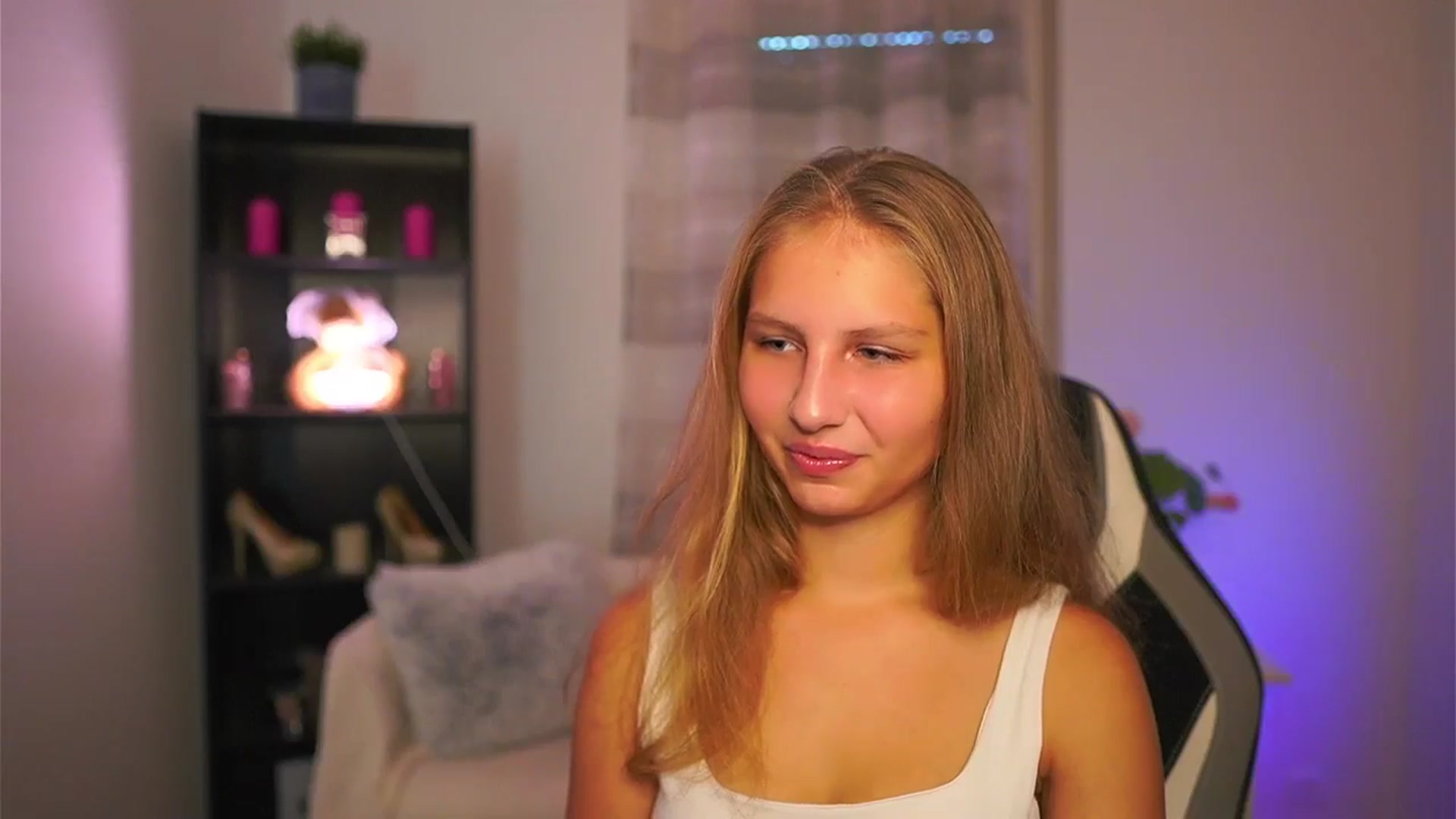 Gallery image thumbnail from Emmie_murray's myfreecams stream on, 10/17/2025, 13:22 image 7 of 20