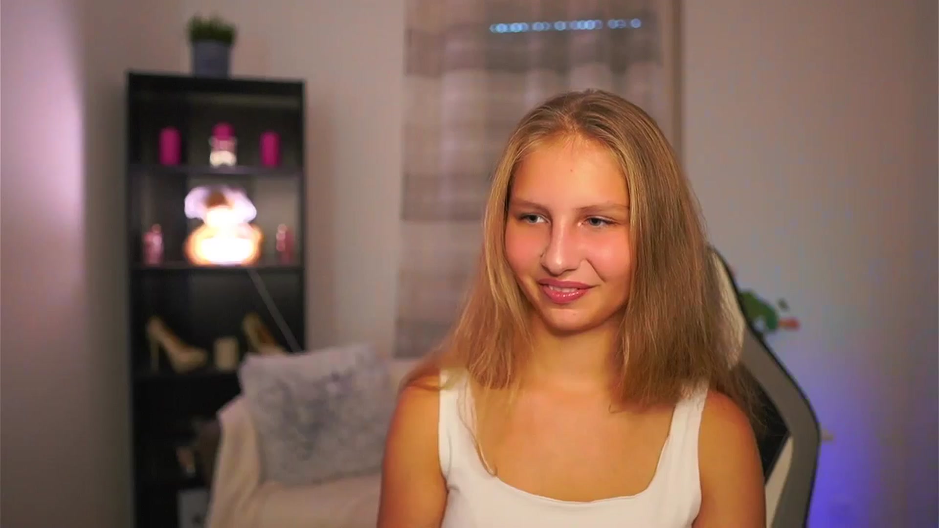 Gallery image thumbnail from Emmie_murray's myfreecams stream on, 10/17/2025, 13:22 image 17 of 20