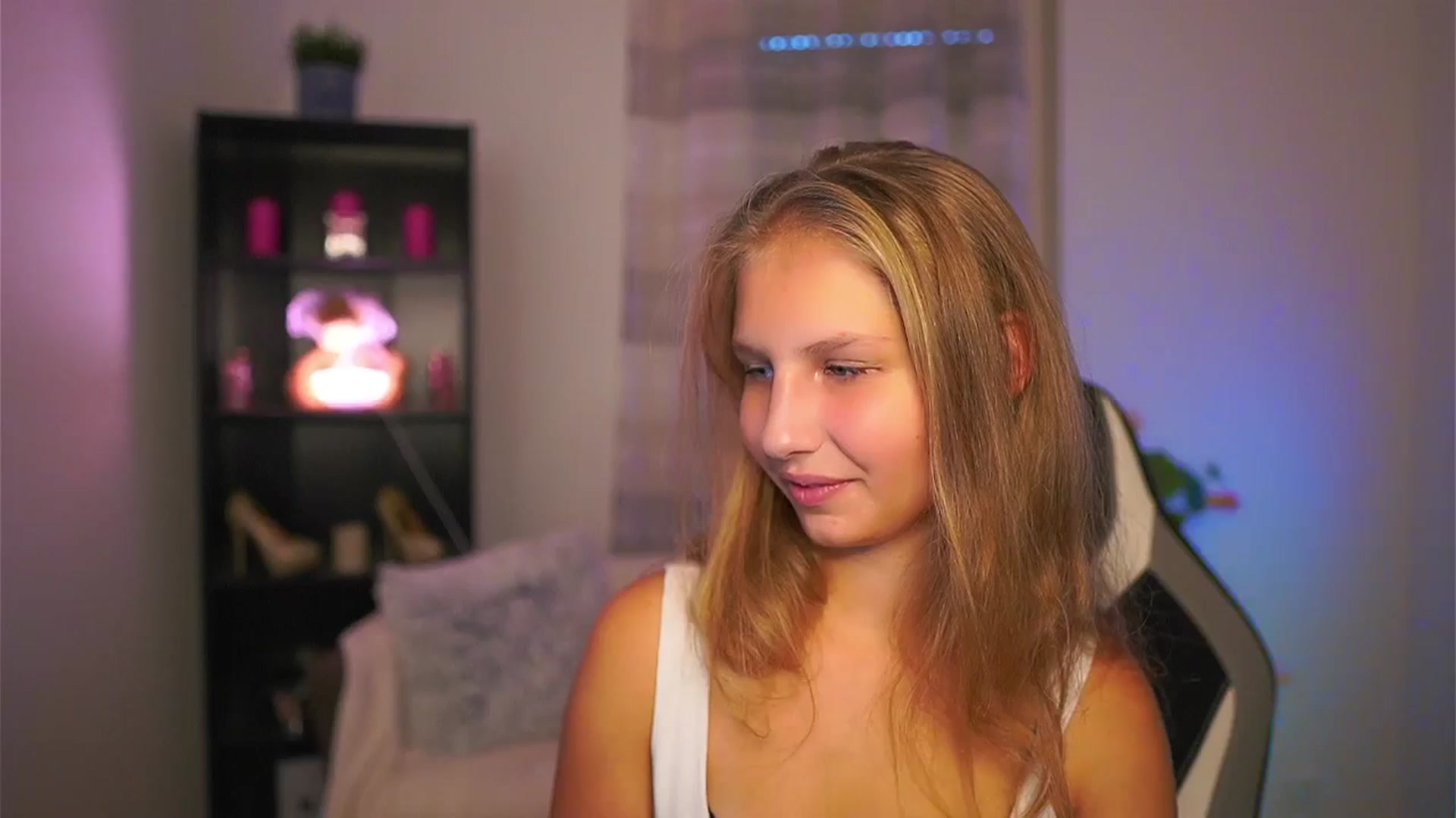Gallery image thumbnail from Emmie_murray's myfreecams stream on, 10/17/2025, 14:27 image 9 of 20
