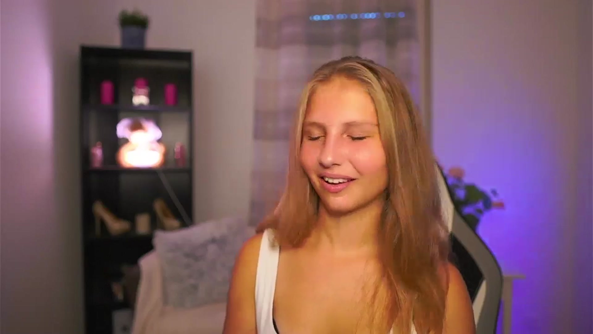 Gallery image thumbnail from Emmie_murray's myfreecams stream on, 10/17/2025, 14:27 image 17 of 20