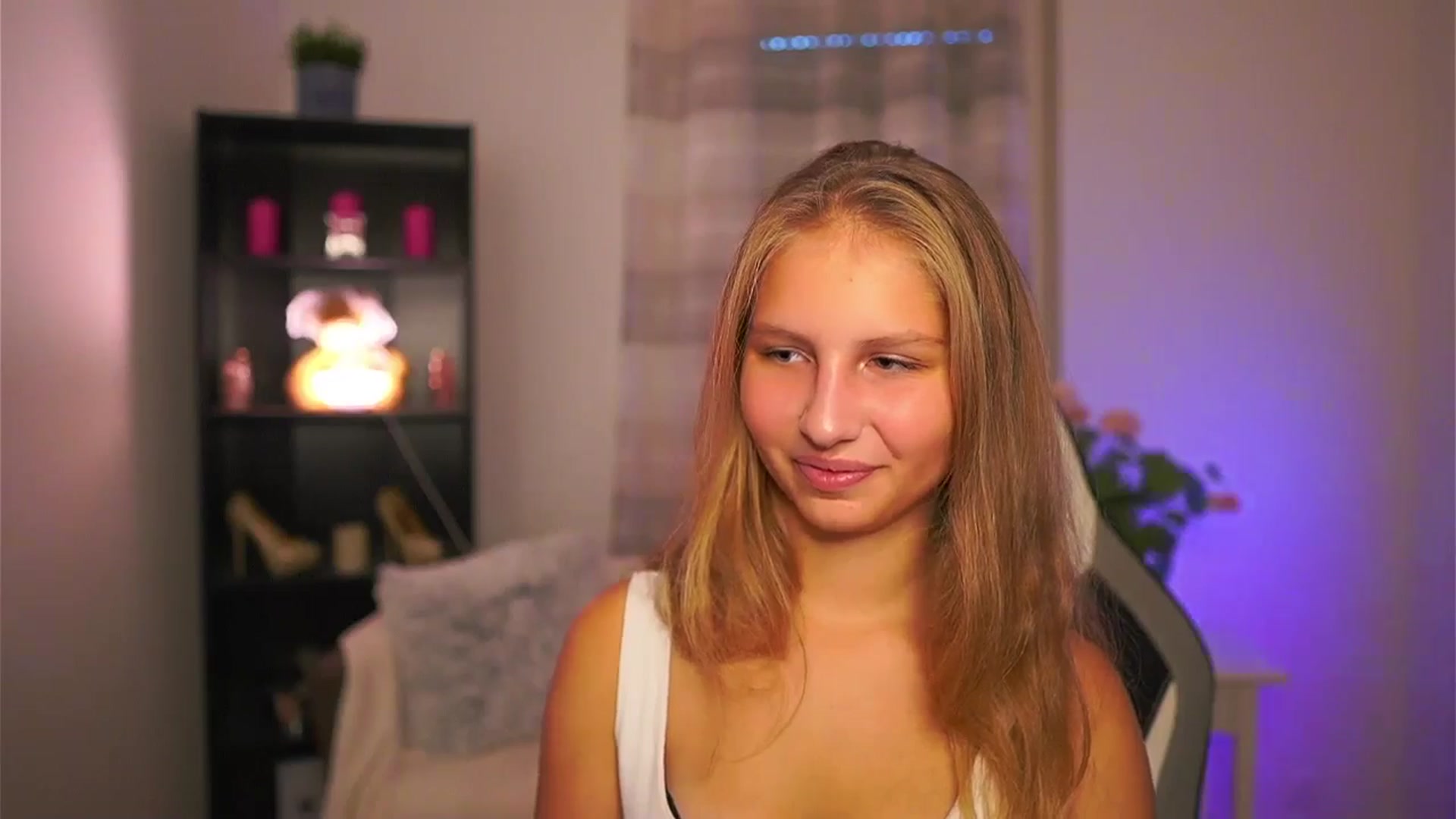 Gallery image thumbnail from Emmie_murray's myfreecams stream on, 10/17/2025, 14:27 image 14 of 20