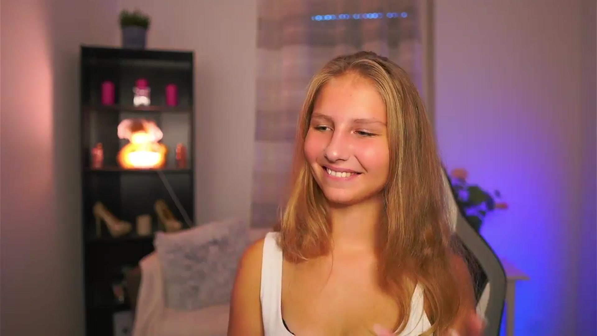 Gallery image thumbnail from Emmie_murray's myfreecams stream on, 10/17/2025, 14:27 image 13 of 20