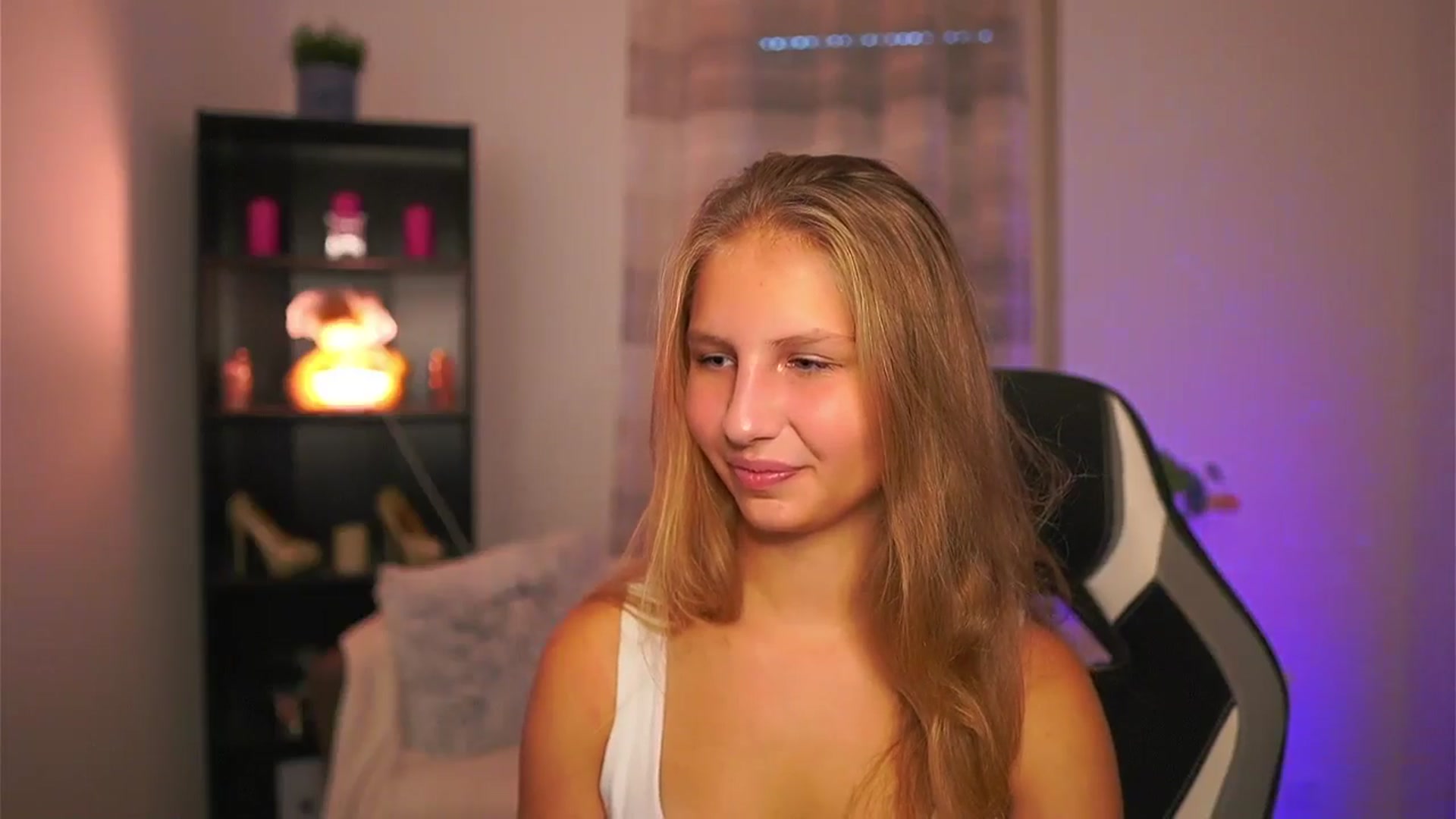 Gallery image thumbnail from Emmie_murray's myfreecams stream on, 10/17/2025, 14:27 image 2 of 20