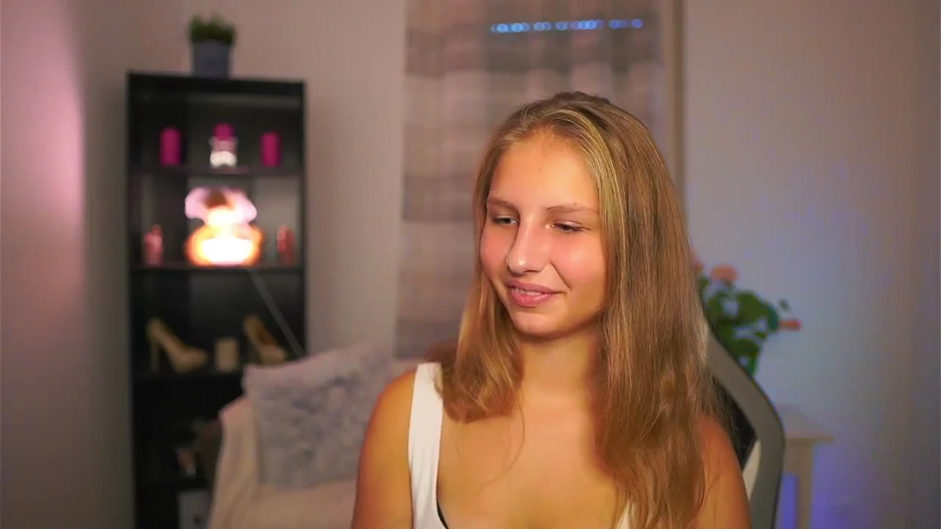 Gallery image thumbnail from Emmie_murray's myfreecams stream on, 10/17/2025, 14:27 image 15 of 20