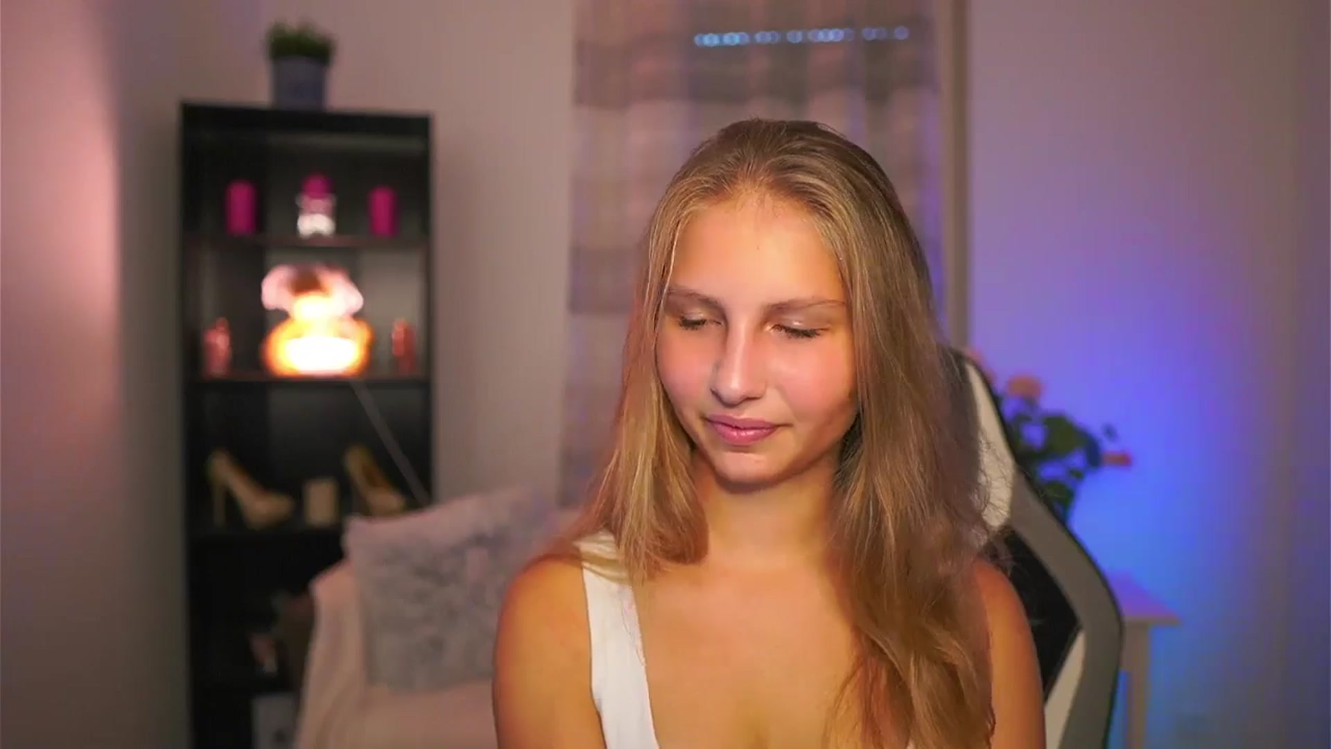Gallery image thumbnail from Emmie_murray's myfreecams stream on, 10/17/2025, 14:27 image 3 of 20