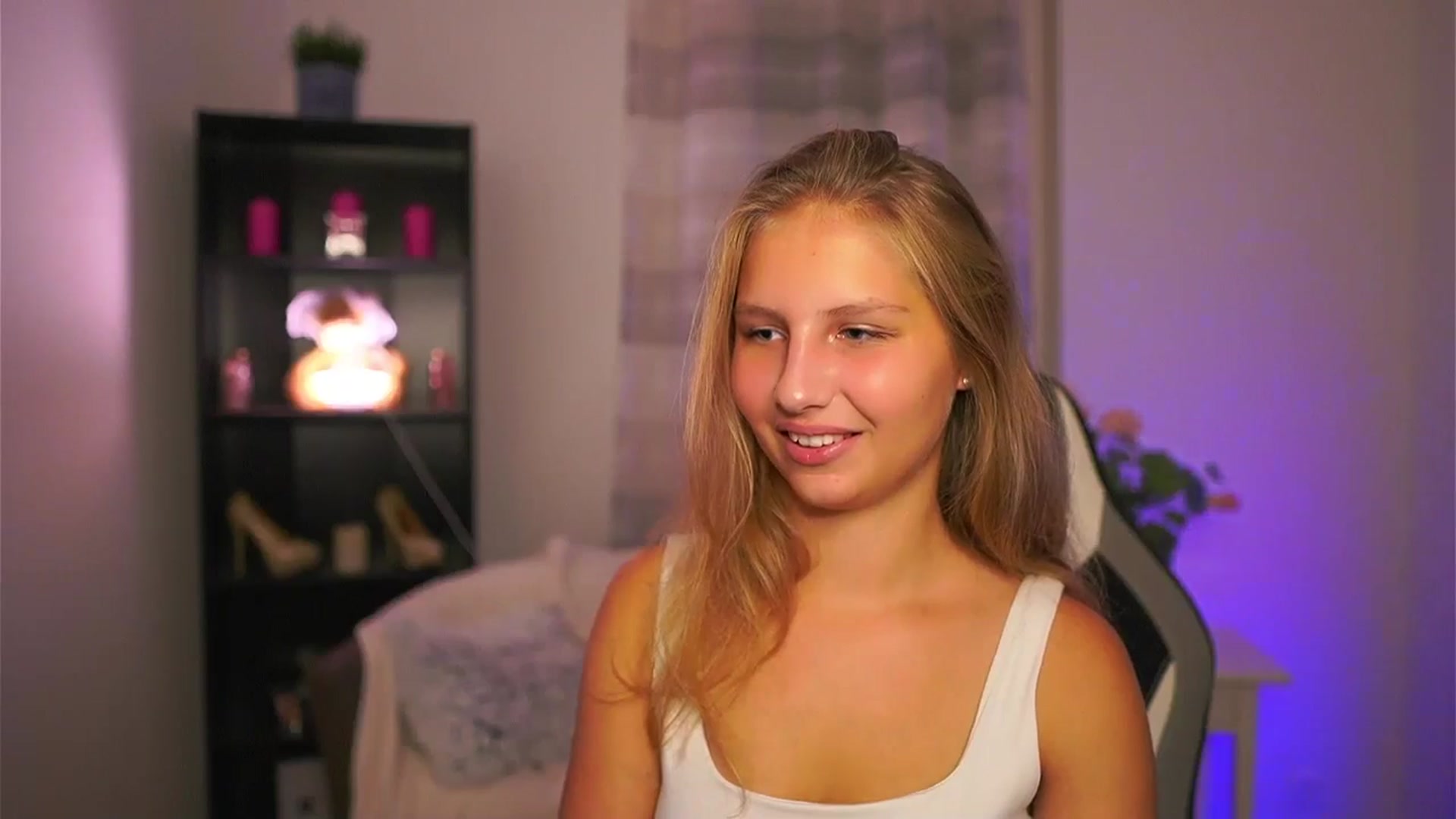 Gallery image thumbnail from Emmie_murray's myfreecams stream on, 10/17/2025, 16:51 image 15 of 20