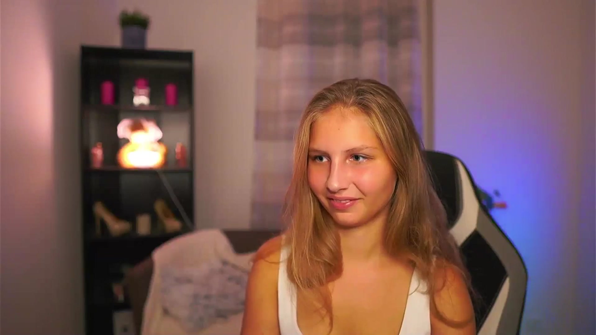 Gallery image thumbnail from Emmie_murray's myfreecams stream on, 10/17/2025, 17:57 image 6 of 20