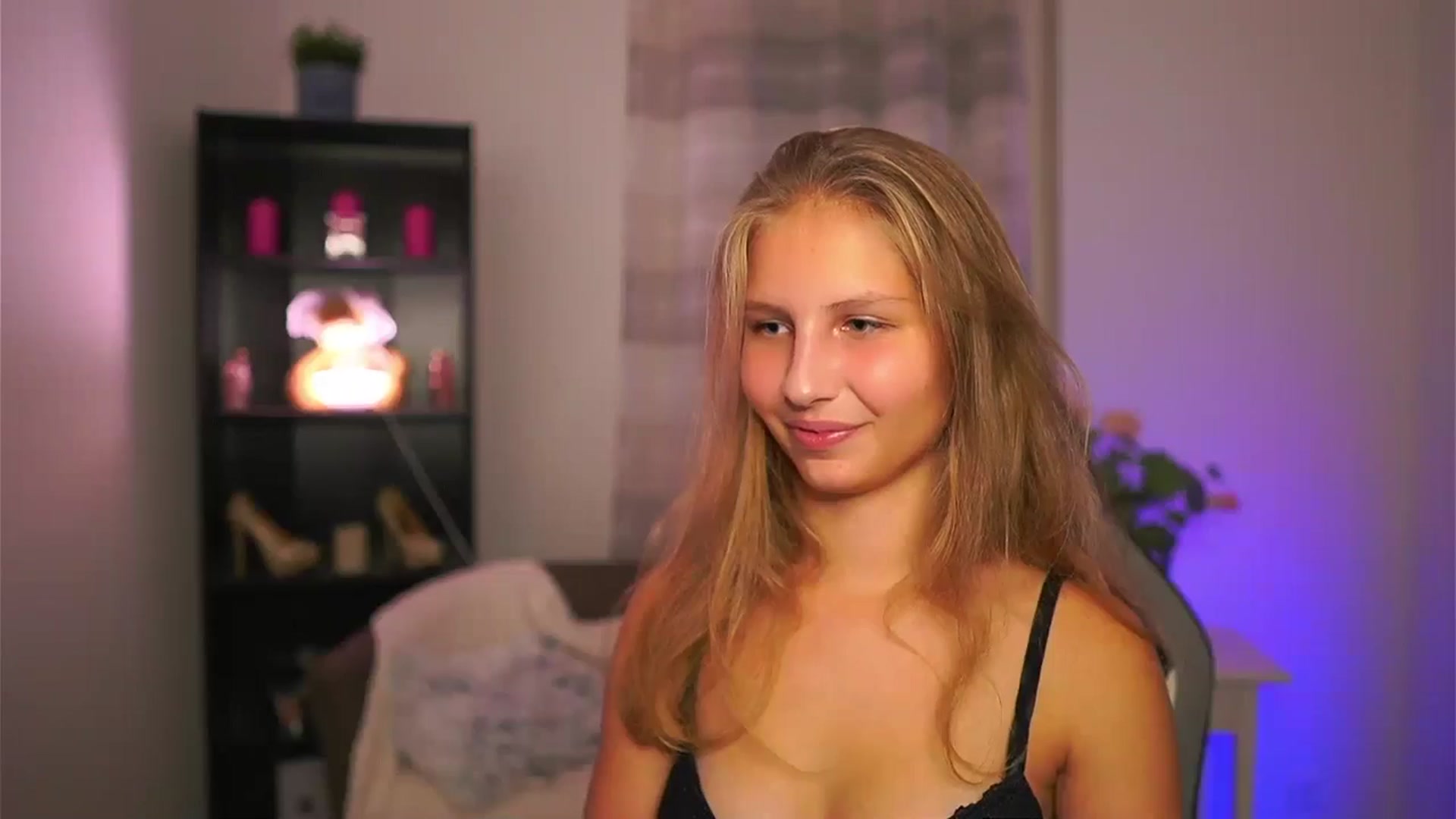 Gallery image thumbnail from Emmie_murray's myfreecams stream on, 10/17/2025, 17:57 image 12 of 20