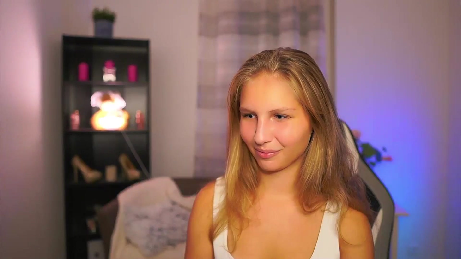 Gallery image thumbnail from Emmie_murray's myfreecams stream on, 10/17/2025, 17:57 image 7 of 20