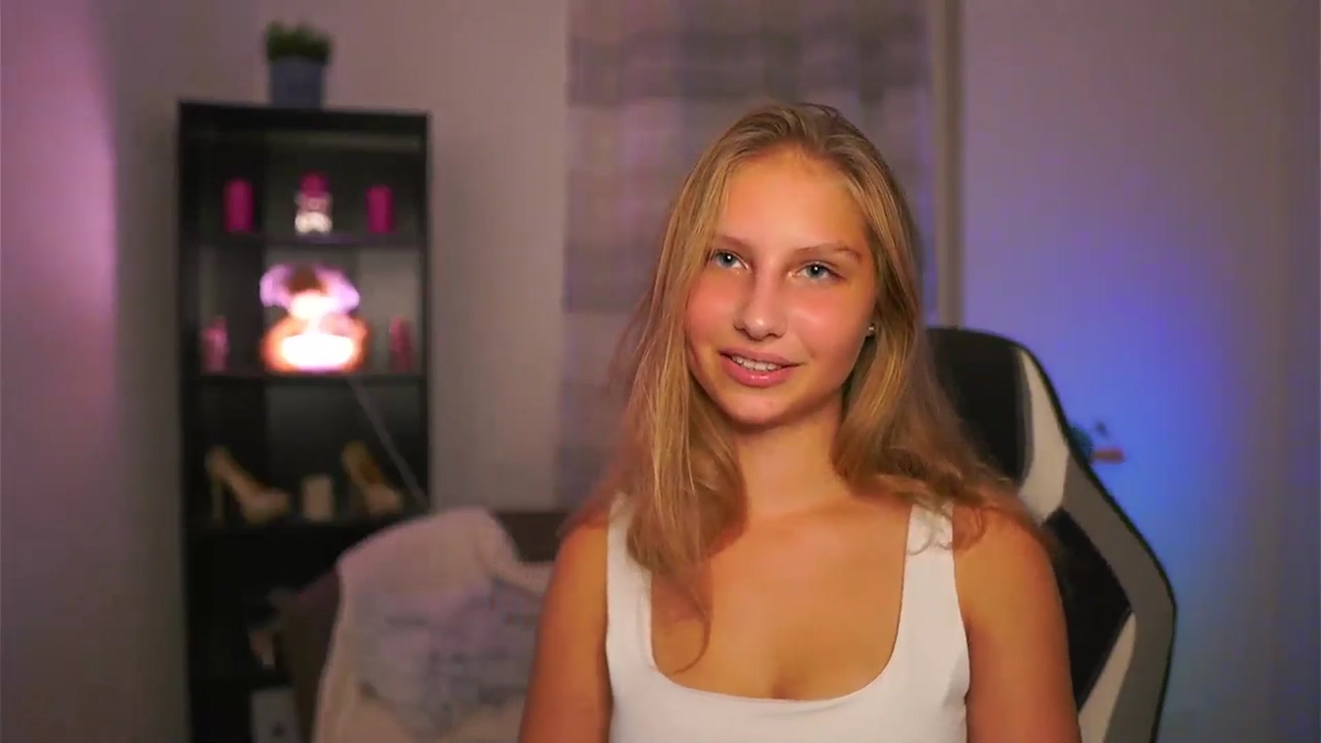 Gallery image thumbnail from Emmie_murray's myfreecams stream on, 10/17/2025, 17:57 image 5 of 20