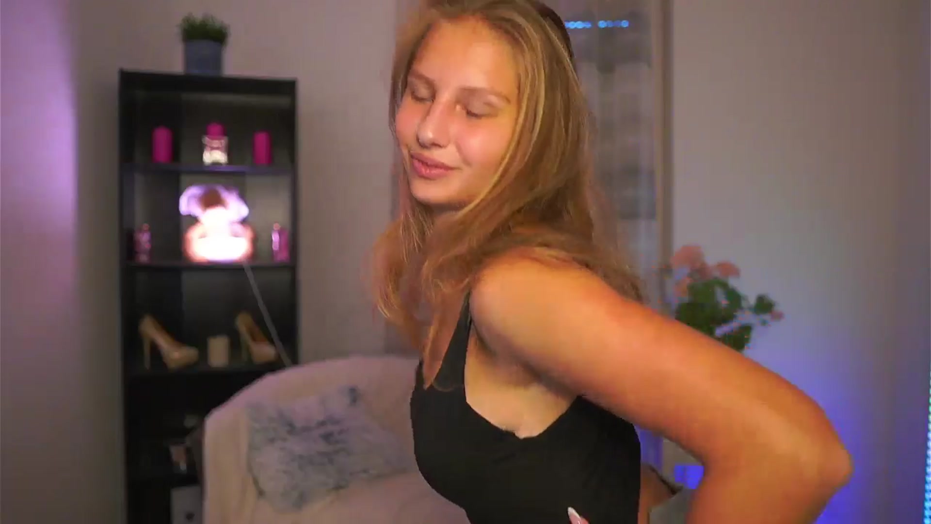 Gallery image thumbnail from Emmie_murray's myfreecams stream on, 10/18/2025, 14:30 image 16 of 20