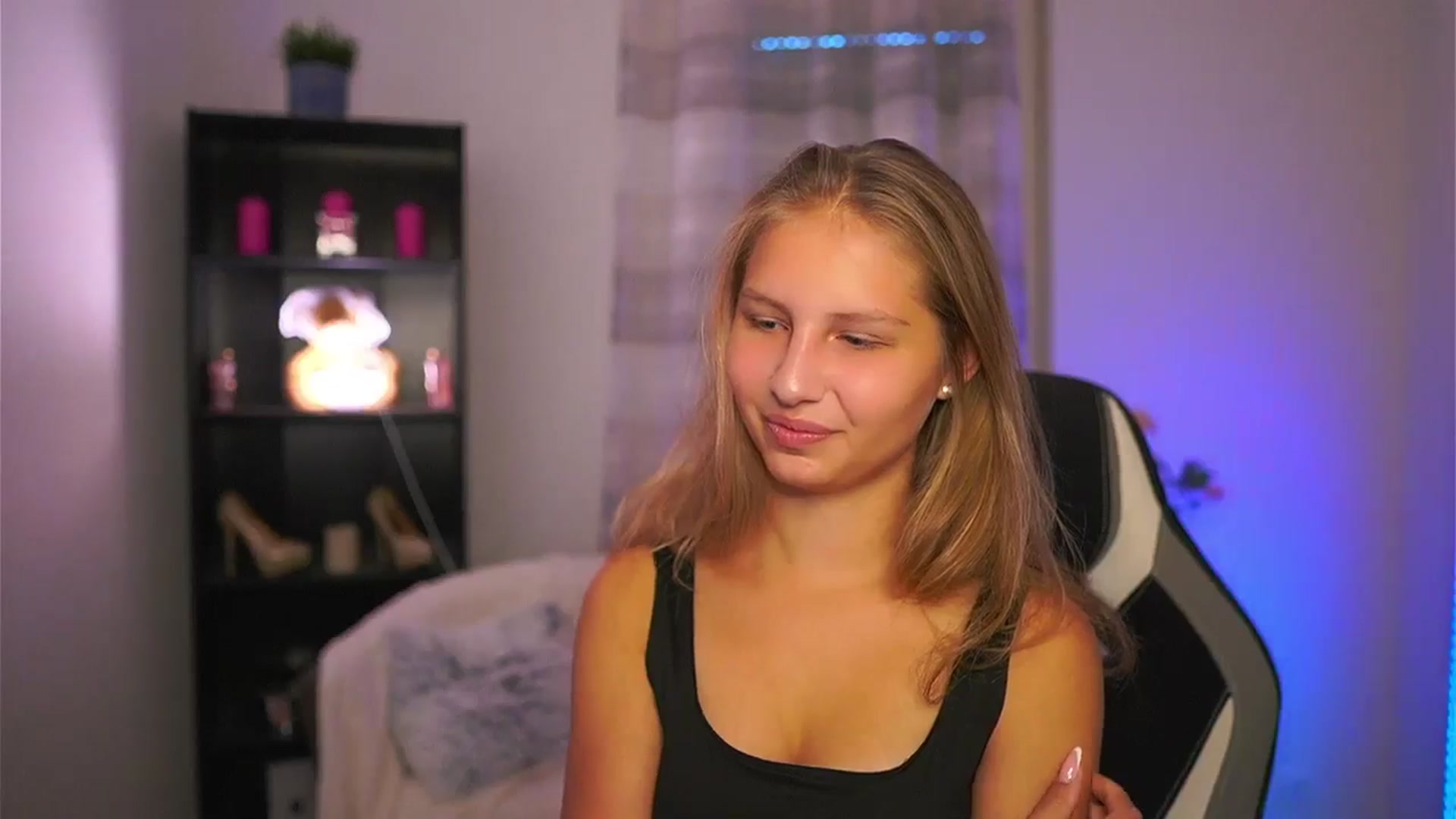 Gallery image thumbnail from Emmie_murray's myfreecams stream on, 10/18/2025, 14:30 image 14 of 20