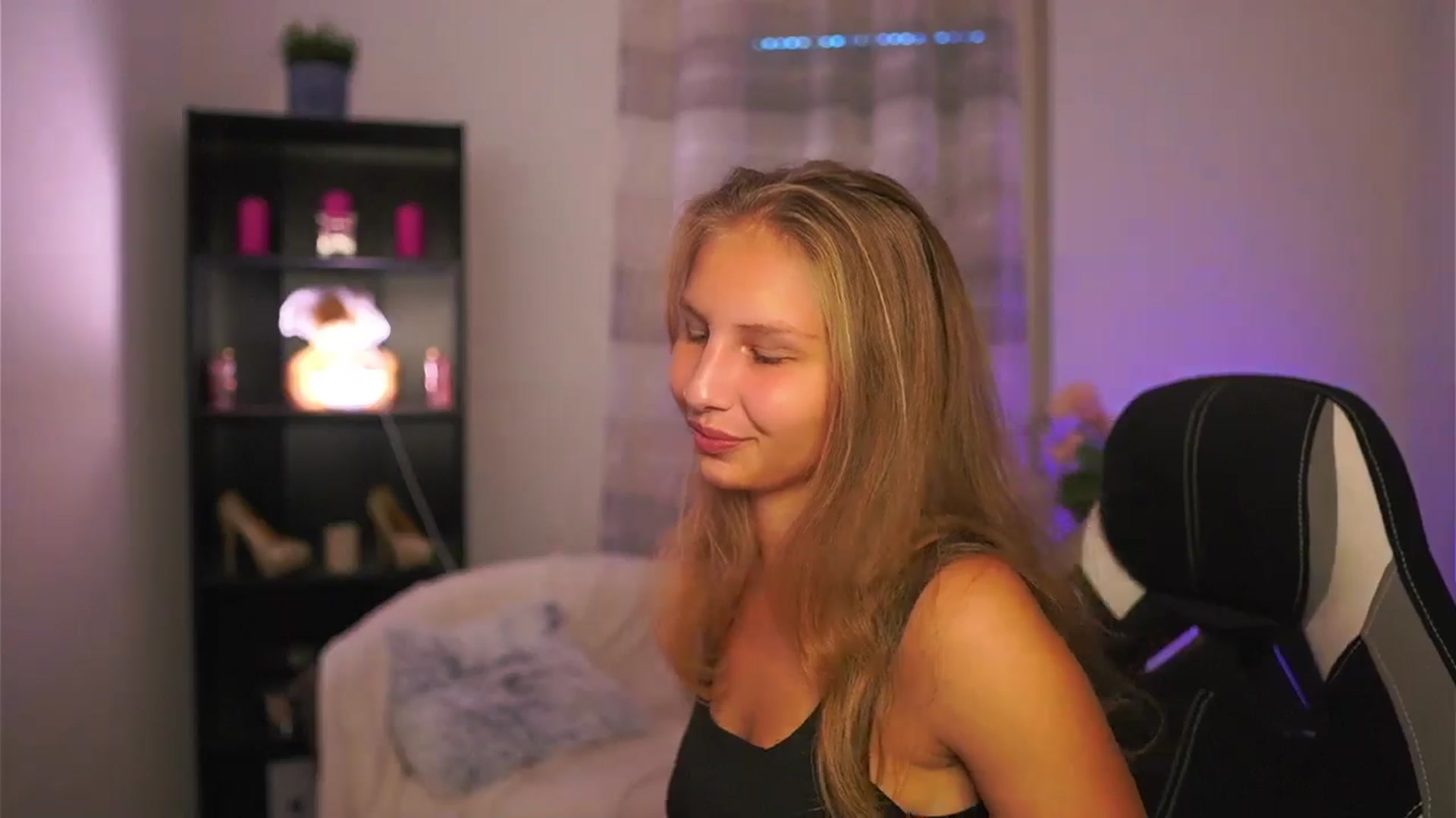 Gallery image thumbnail from Emmie_murray's myfreecams stream on, 10/18/2025, 14:30 image 18 of 20