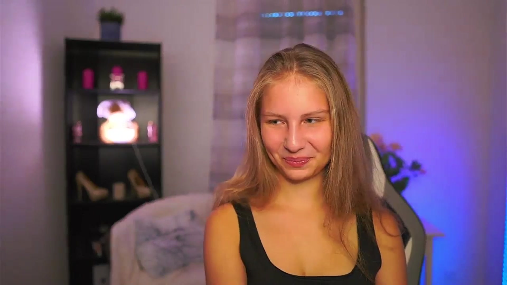 Gallery image thumbnail from Emmie_murray's myfreecams stream on, 10/18/2025, 14:30 image 11 of 20