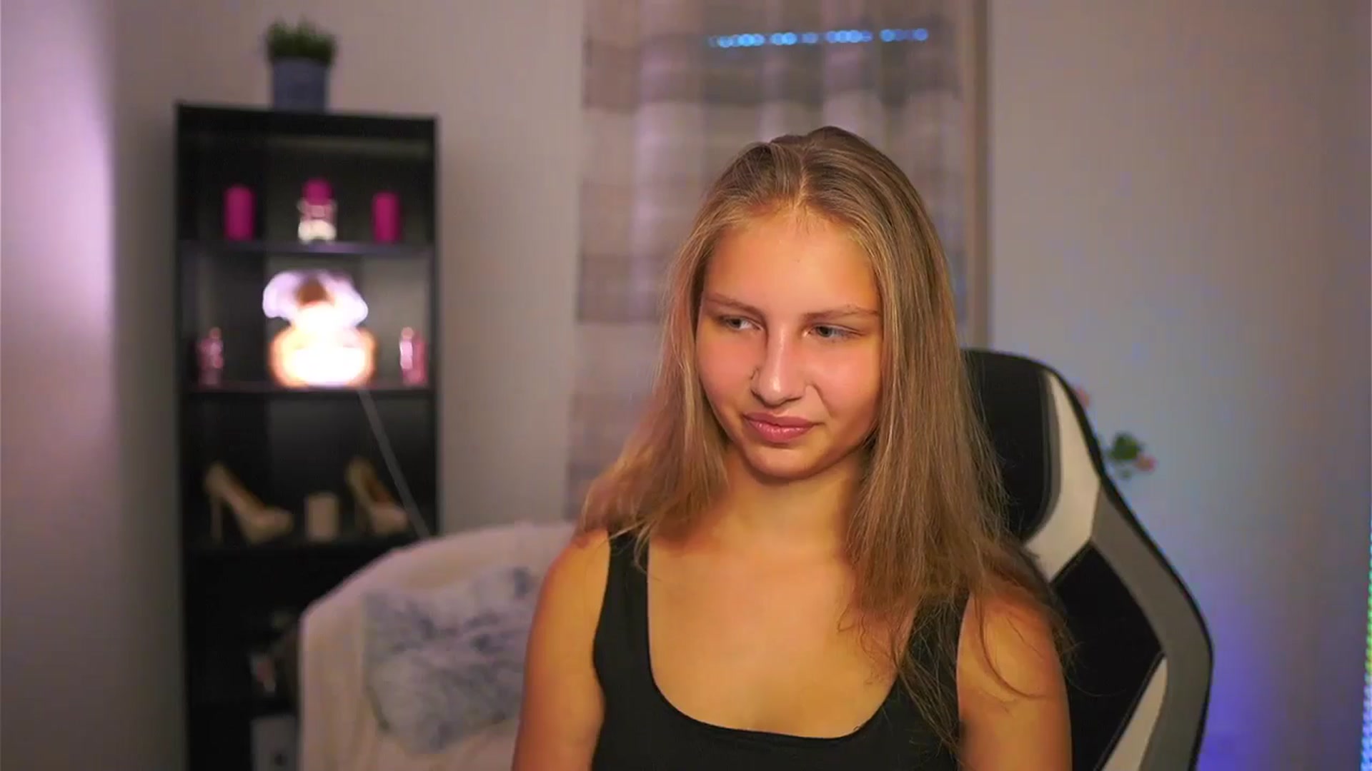 Gallery image thumbnail from Emmie_murray's myfreecams stream on, 10/18/2025, 14:30 image 13 of 20