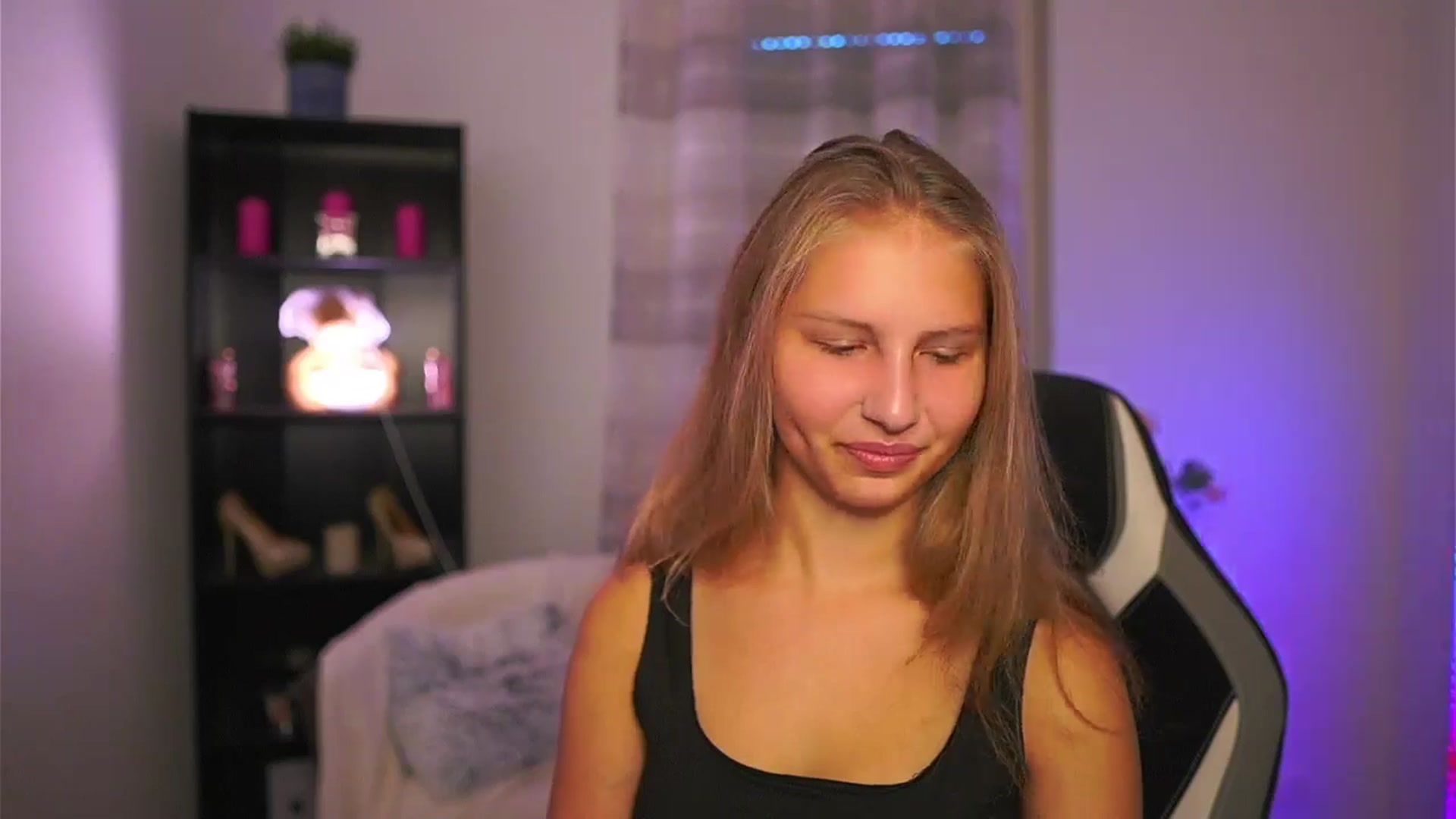 Gallery image thumbnail from Emmie_murray's myfreecams stream on, 10/18/2025, 14:30 image 12 of 20