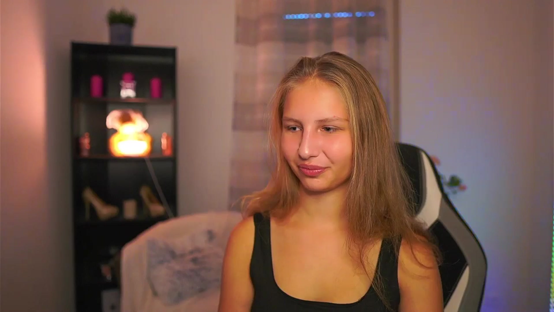 Gallery image thumbnail from Emmie_murray's myfreecams stream on, 10/18/2025, 14:30 image 10 of 20