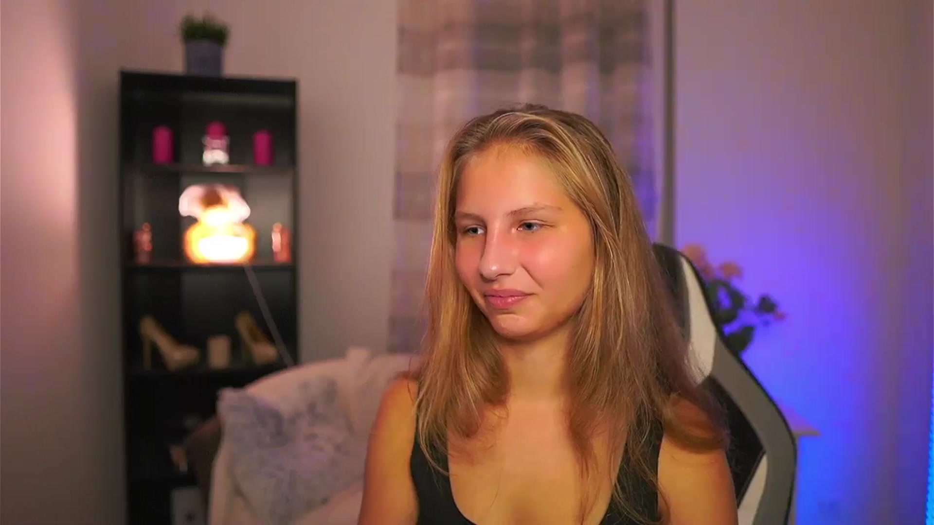 Gallery image thumbnail from Emmie_murray's myfreecams stream on, 10/18/2025, 16:37 image 18 of 20