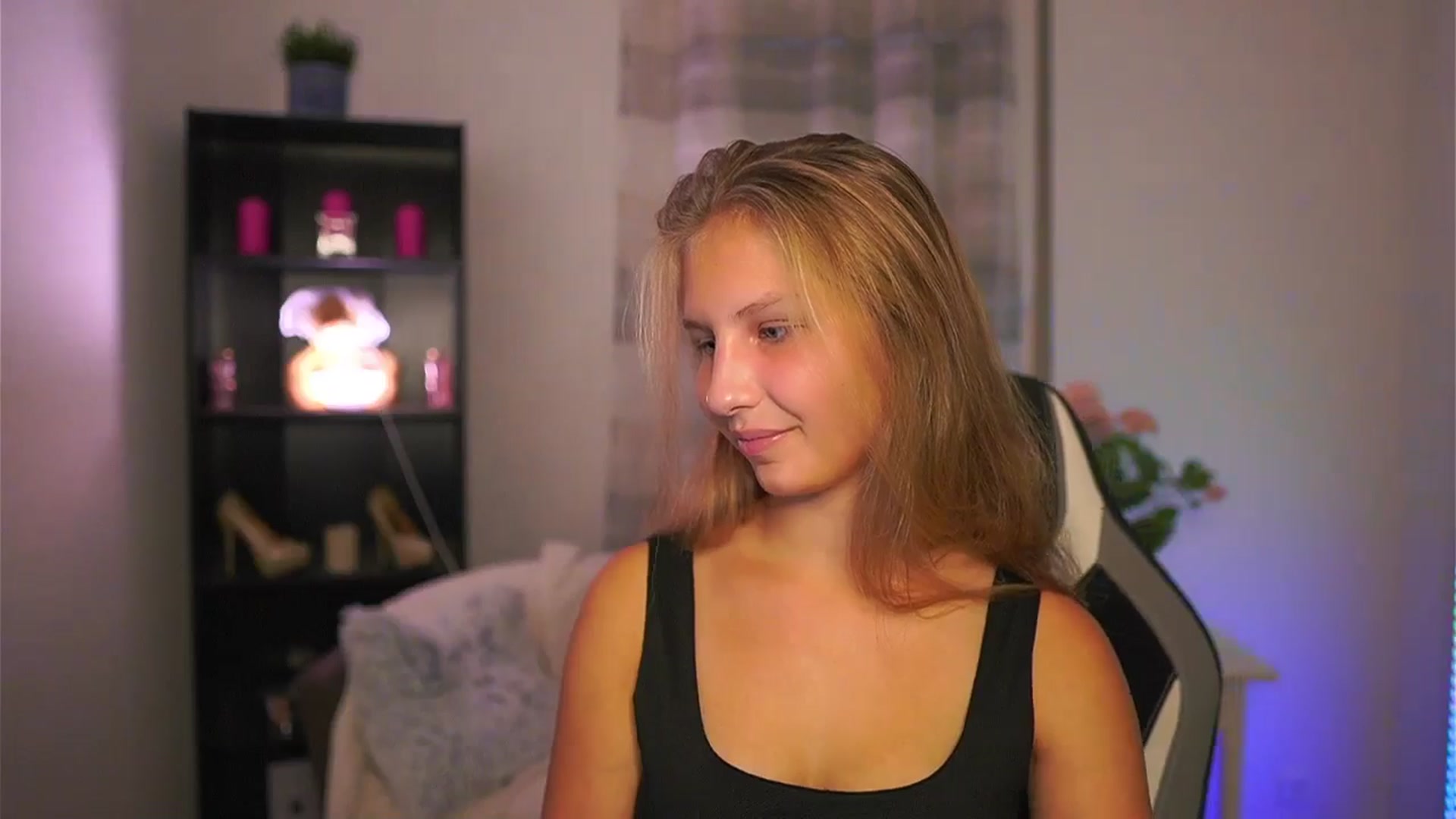 Gallery image thumbnail from Emmie_murray's myfreecams stream on, 10/18/2025, 16:37 image 3 of 20