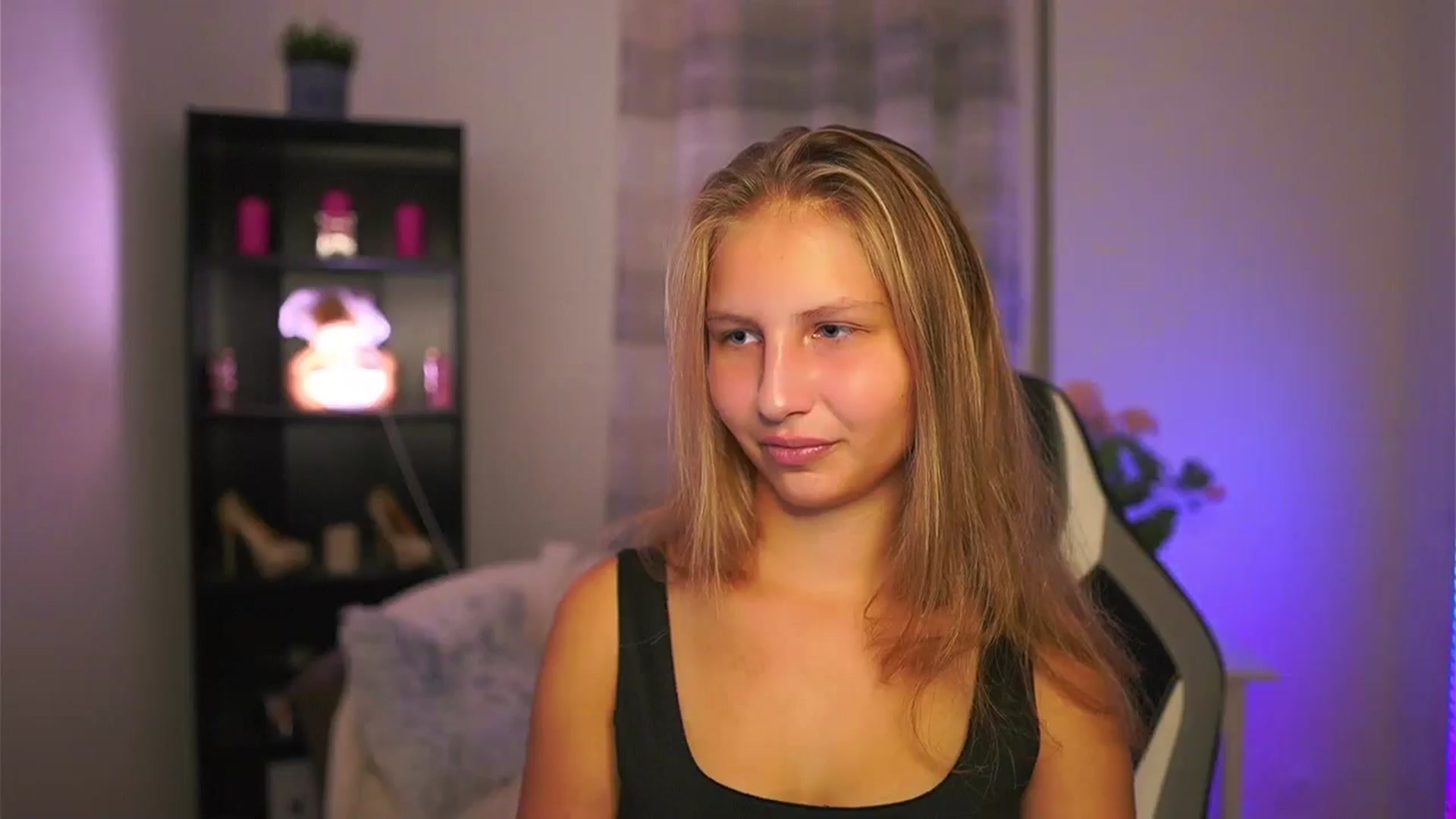 Gallery image thumbnail from Emmie_murray's myfreecams stream on, 10/18/2025, 16:37 image 5 of 20
