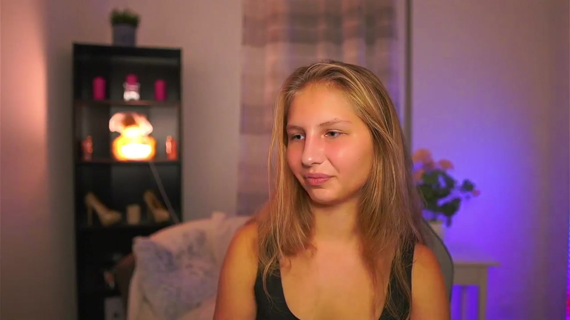 Gallery image thumbnail from Emmie_murray's myfreecams stream on, 10/18/2025, 16:37 image 15 of 20