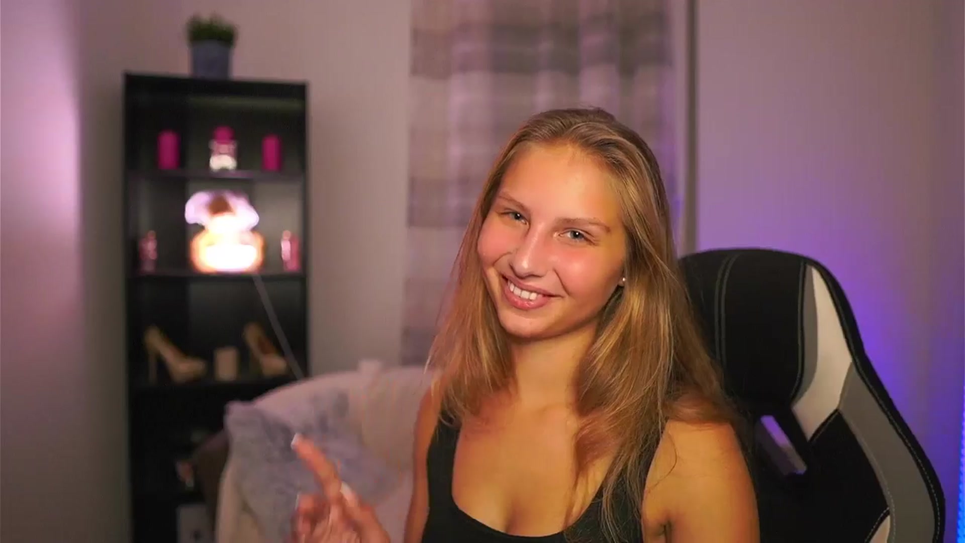 Gallery image thumbnail from Emmie_murray's myfreecams stream on, 10/18/2025, 16:37 image 17 of 20