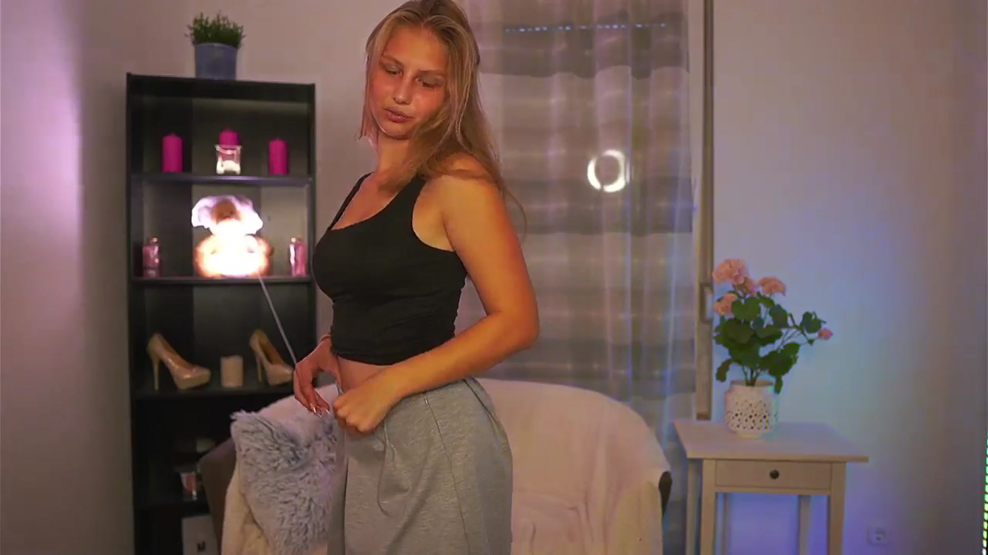Gallery image thumbnail from Emmie_murray's myfreecams stream on, 10/18/2025, 16:37 image 2 of 20