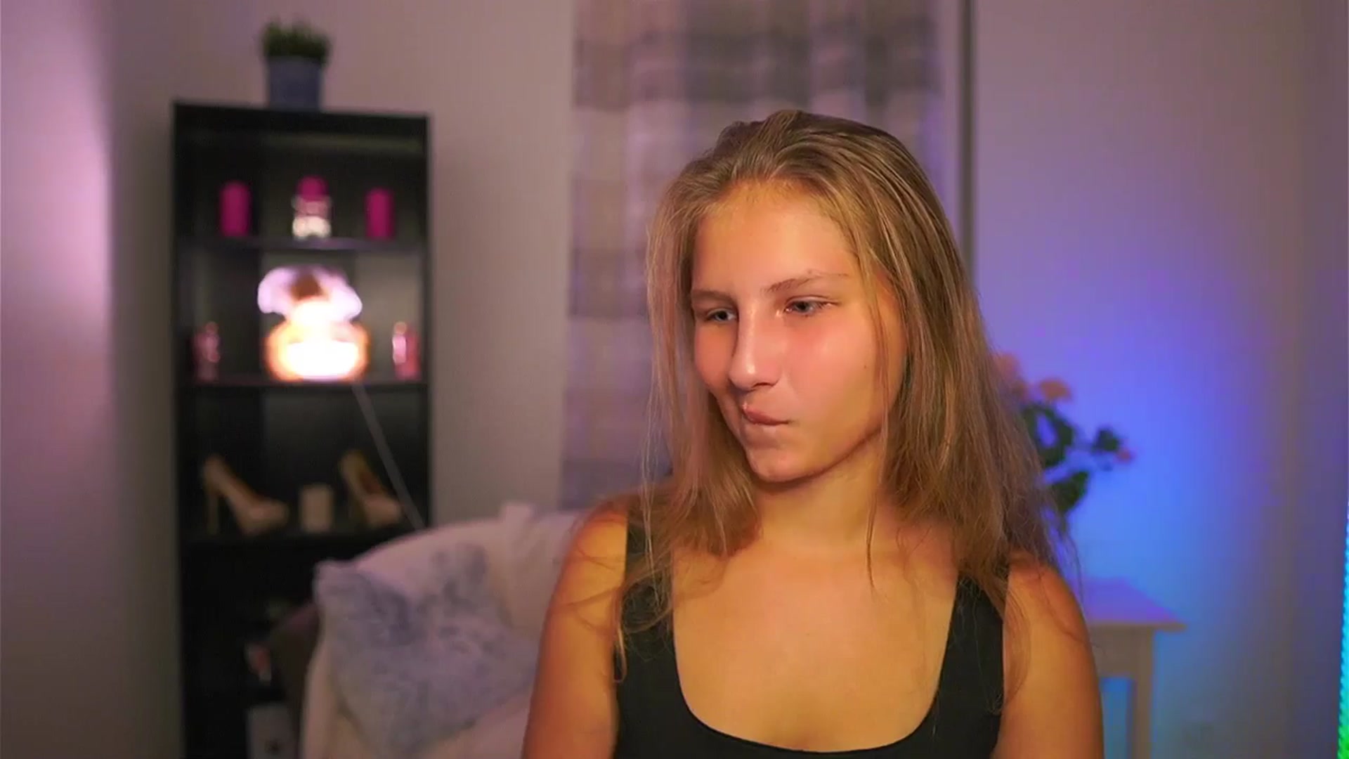 Gallery image thumbnail from Emmie_murray's myfreecams stream on, 10/18/2025, 16:37 image 10 of 20