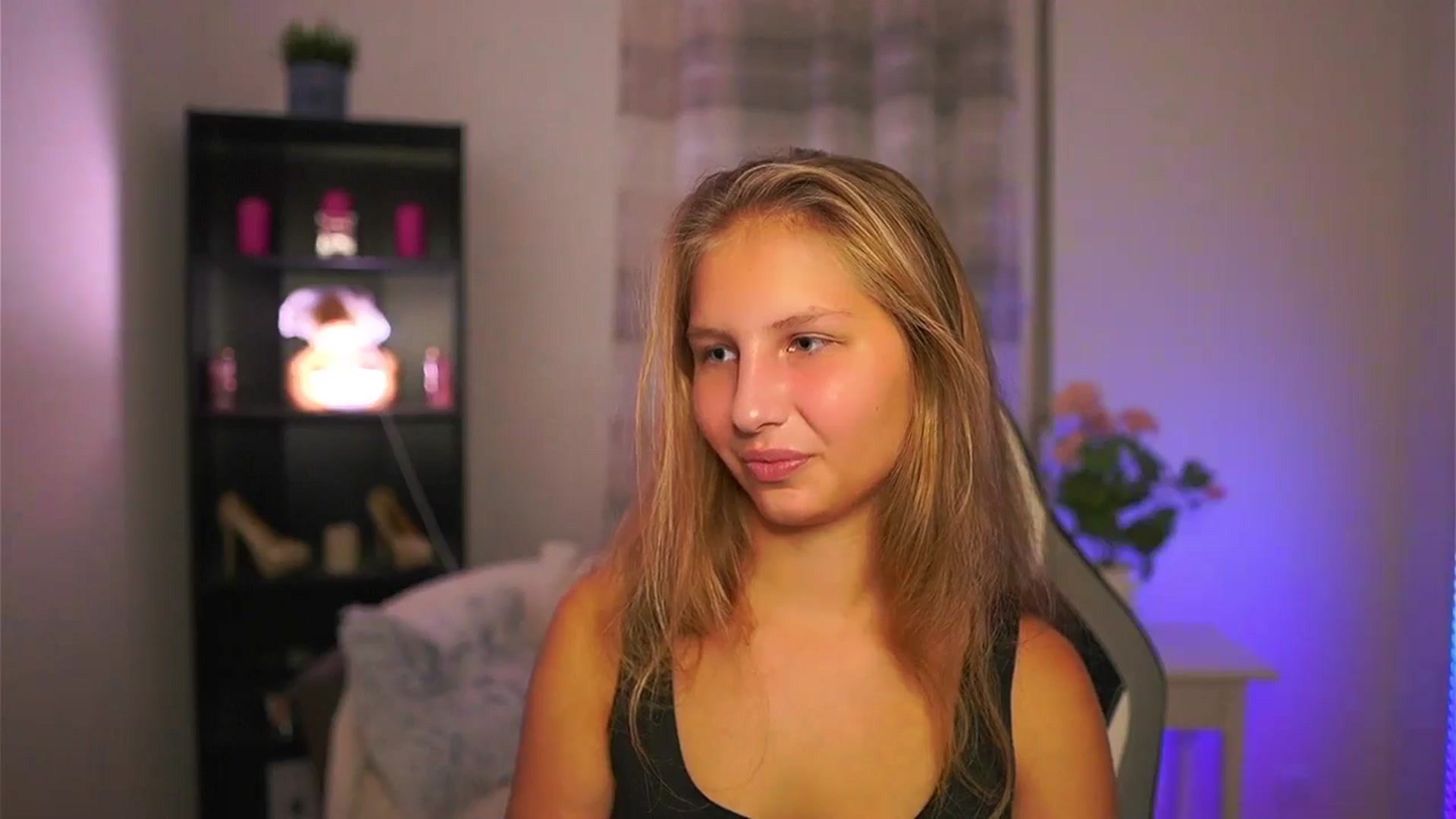 Gallery image thumbnail from Emmie_murray's myfreecams stream on, 10/18/2025, 16:37 image 14 of 20