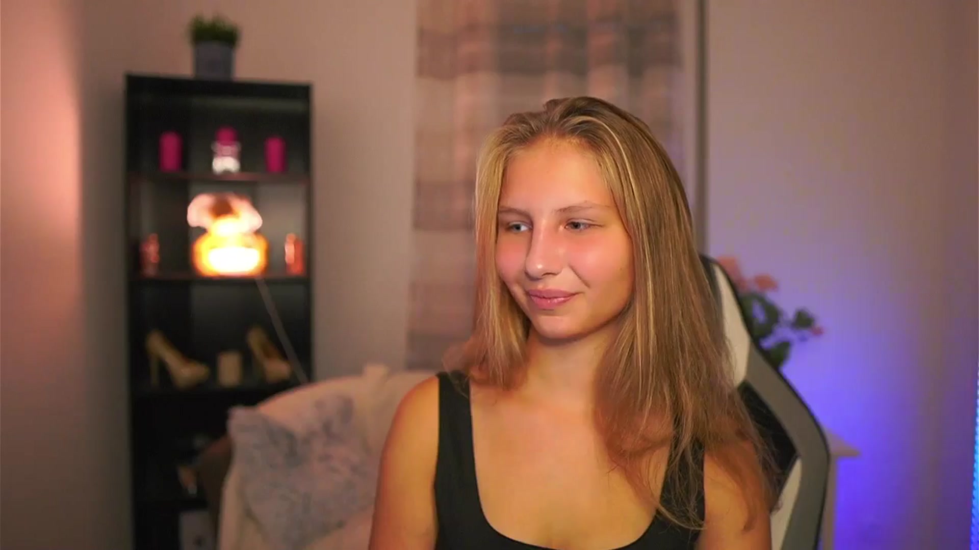 Gallery image thumbnail from Emmie_murray's myfreecams stream on, 10/18/2025, 16:37 image 4 of 20