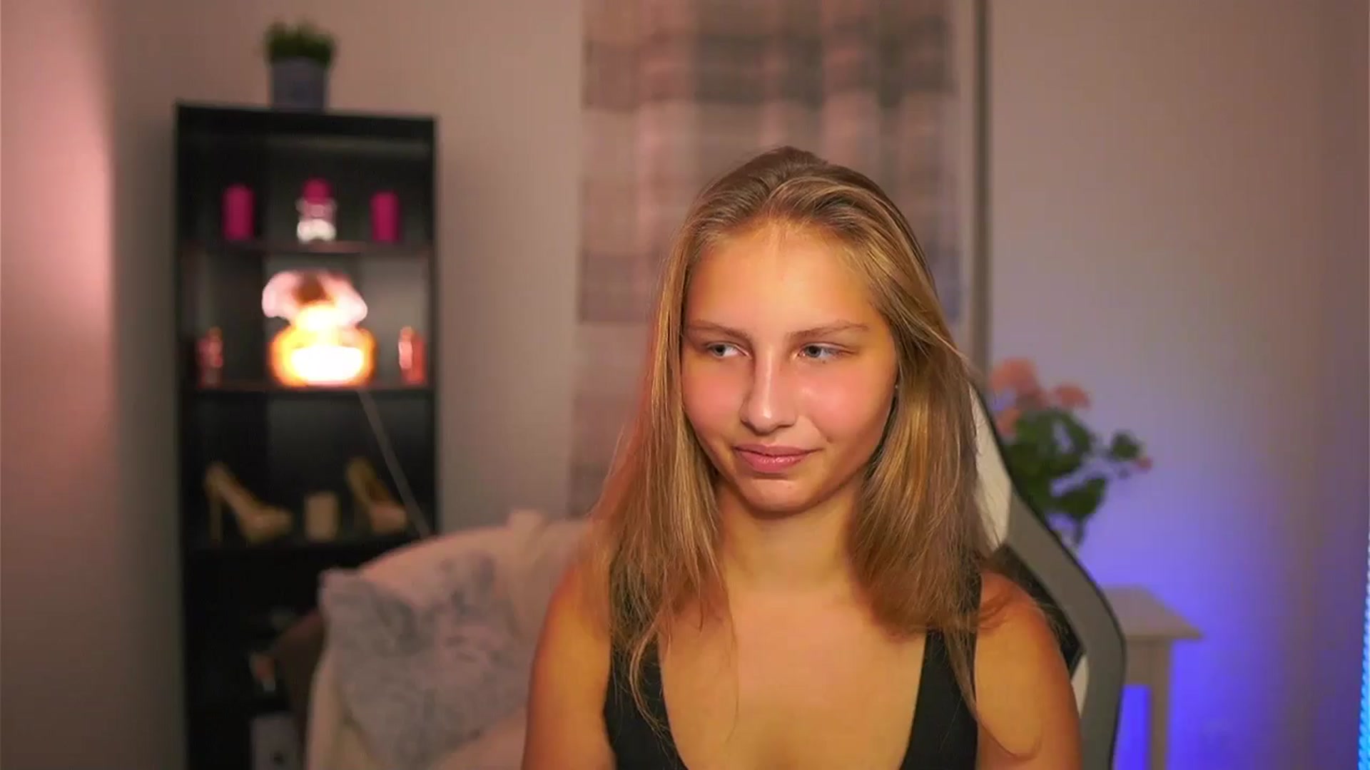 Gallery image thumbnail from Emmie_murray's myfreecams stream on, 10/18/2025, 16:37 image 13 of 20