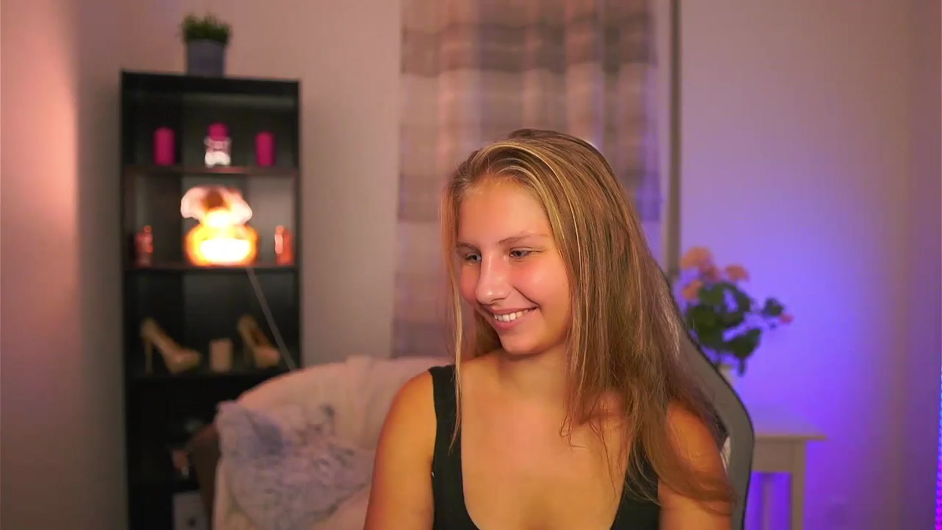 Gallery image thumbnail from Emmie_murray's myfreecams stream on, 10/18/2025, 17:18 image 13 of 20