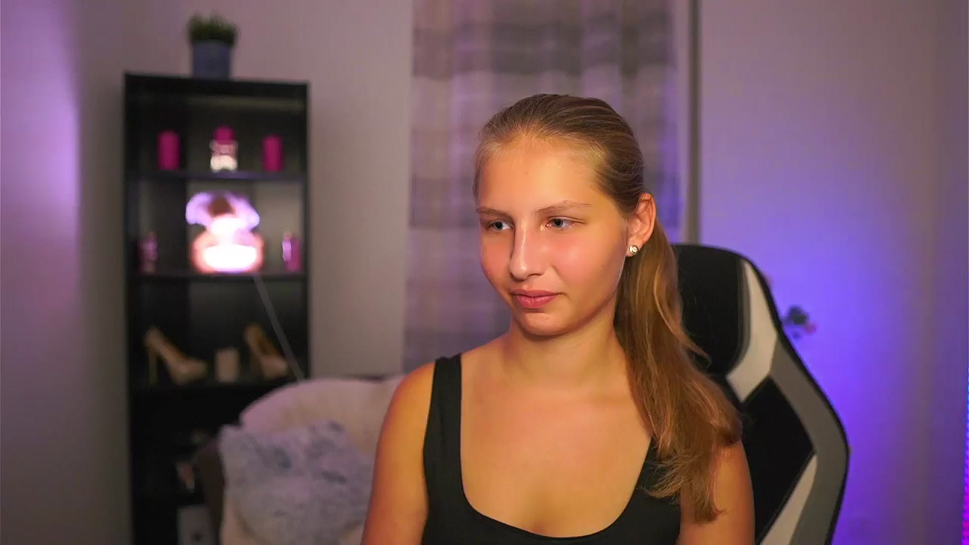 Gallery image thumbnail from Emmie_murray's myfreecams stream on, 10/18/2025, 19:04 image 10 of 20