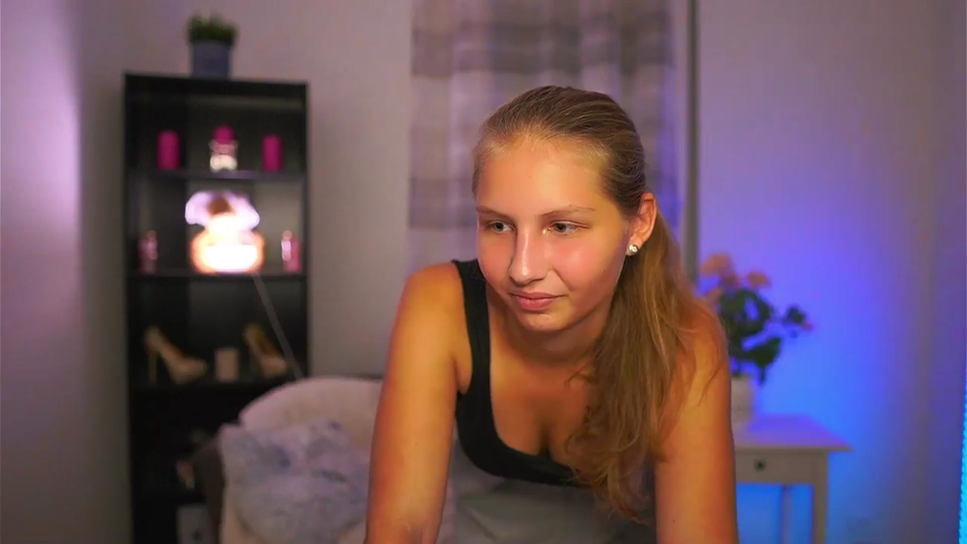 Gallery image thumbnail from Emmie_murray's myfreecams stream on, 10/18/2025, 19:04 image 17 of 20