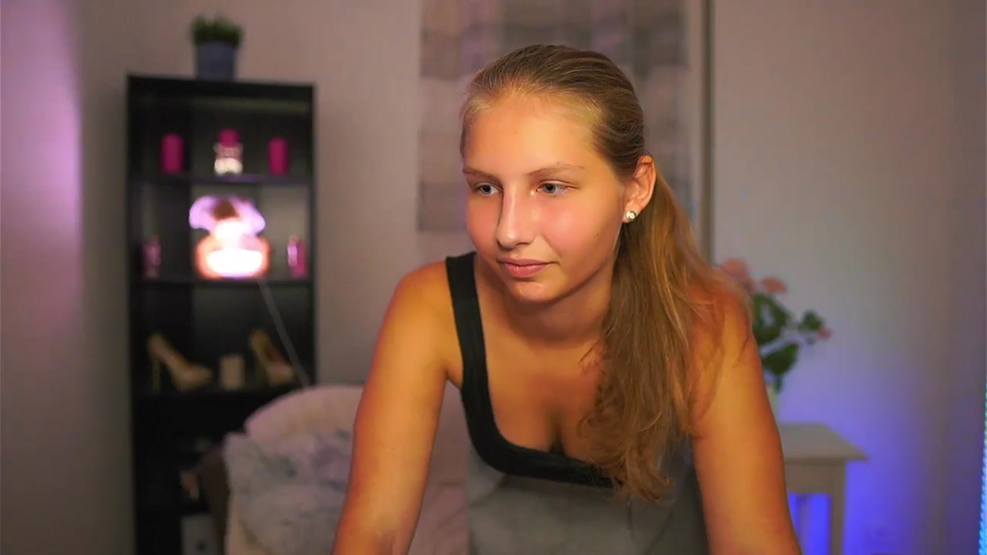 Gallery image thumbnail from Emmie_murray's myfreecams stream on, 10/18/2025, 19:04 image 18 of 20