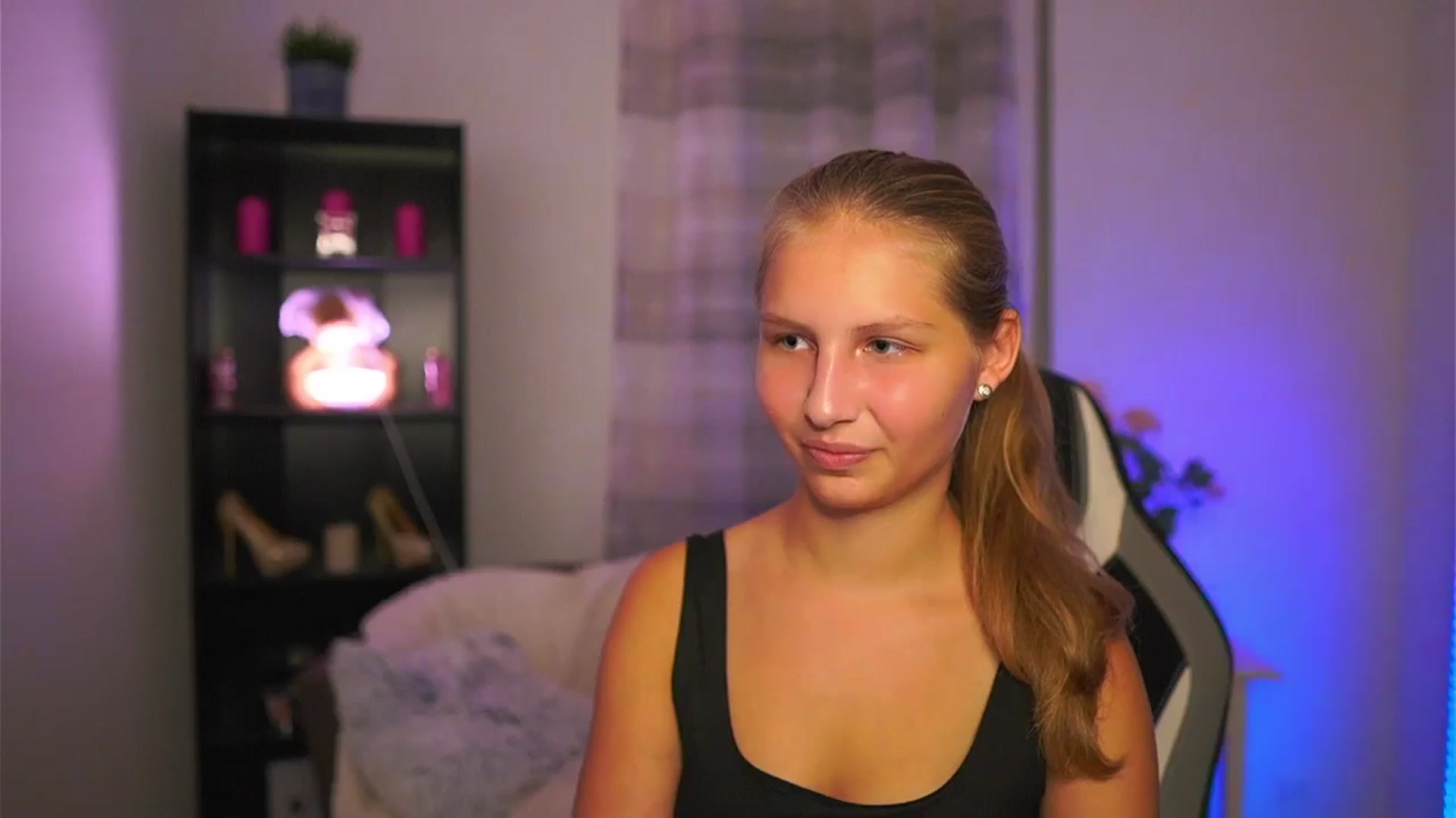 Gallery image thumbnail from Emmie_murray's myfreecams stream on, 10/18/2025, 19:04 image 8 of 20