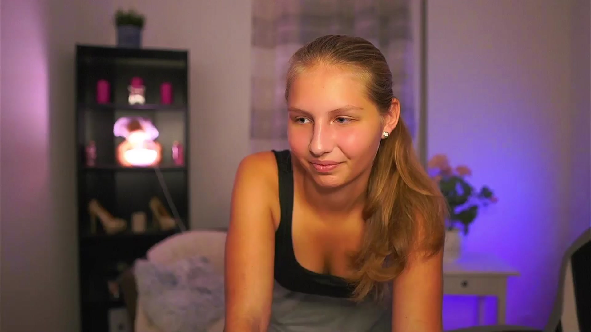 Gallery image thumbnail from Emmie_murray's myfreecams stream on, 10/18/2025, 19:04 image 1 of 20