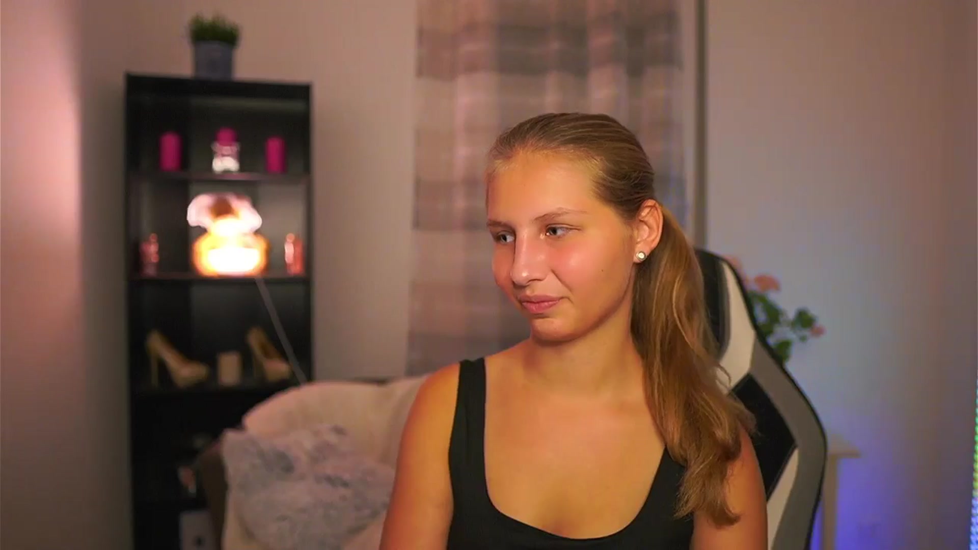 Gallery image thumbnail from Emmie_murray's myfreecams stream on, 10/18/2025, 19:04 image 9 of 20