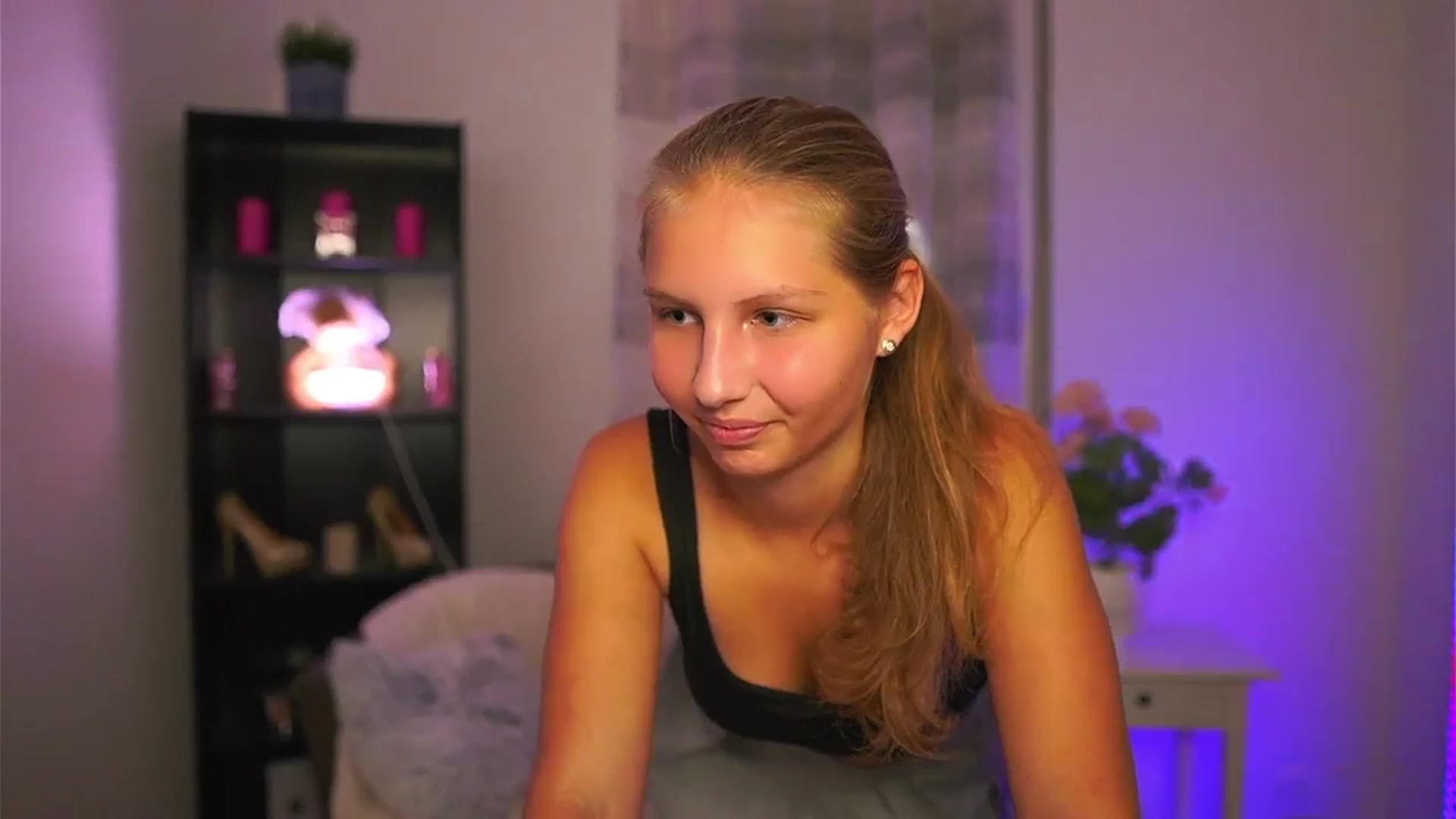 Gallery image thumbnail from Emmie_murray's myfreecams stream on, 10/18/2025, 19:04 image 16 of 20