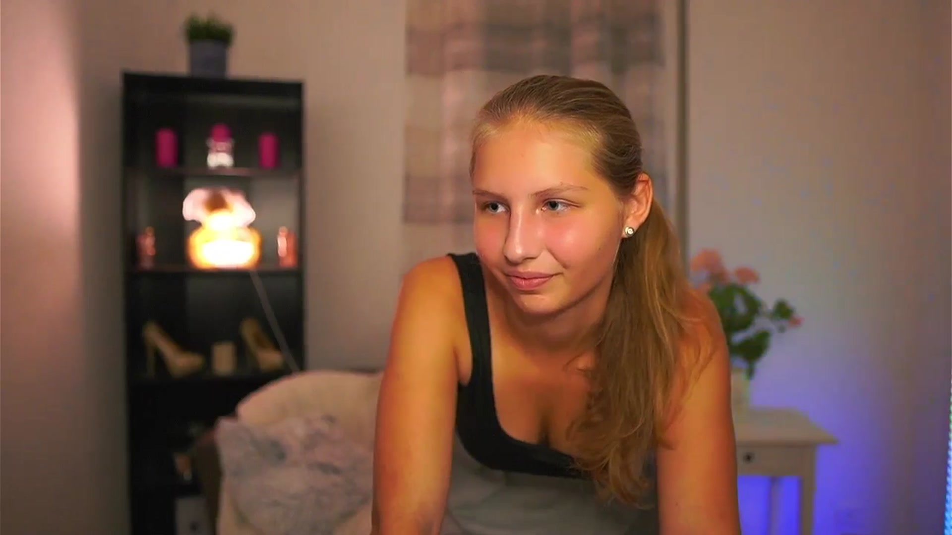 Gallery image thumbnail from Emmie_murray's myfreecams stream on, 10/18/2025, 19:04 image 15 of 20