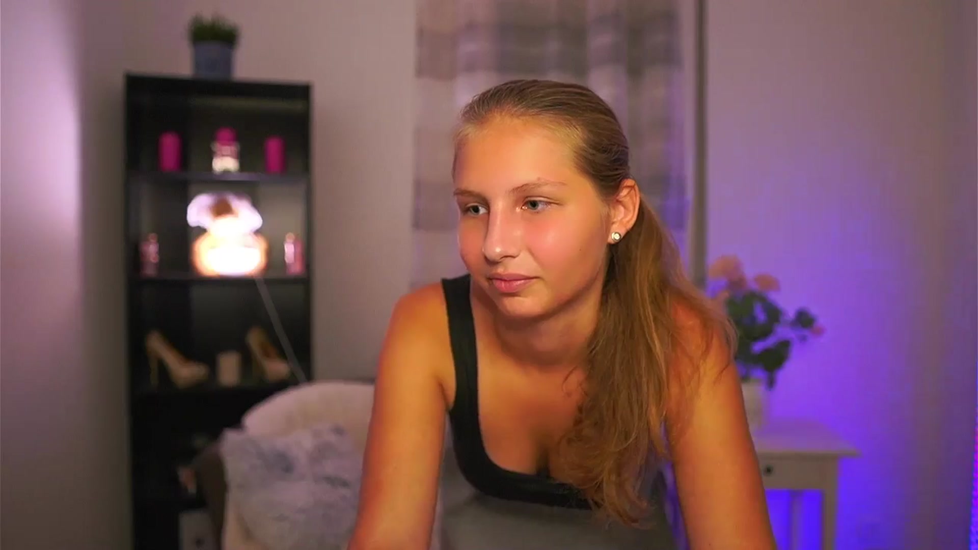 Gallery image thumbnail from Emmie_murray's myfreecams stream on, 10/18/2025, 19:04 image 19 of 20
