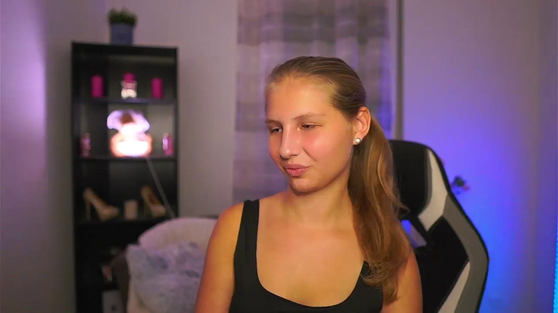 Gallery image thumbnail from Emmie_murray's myfreecams stream on, 10/18/2025, 19:04 image 11 of 20