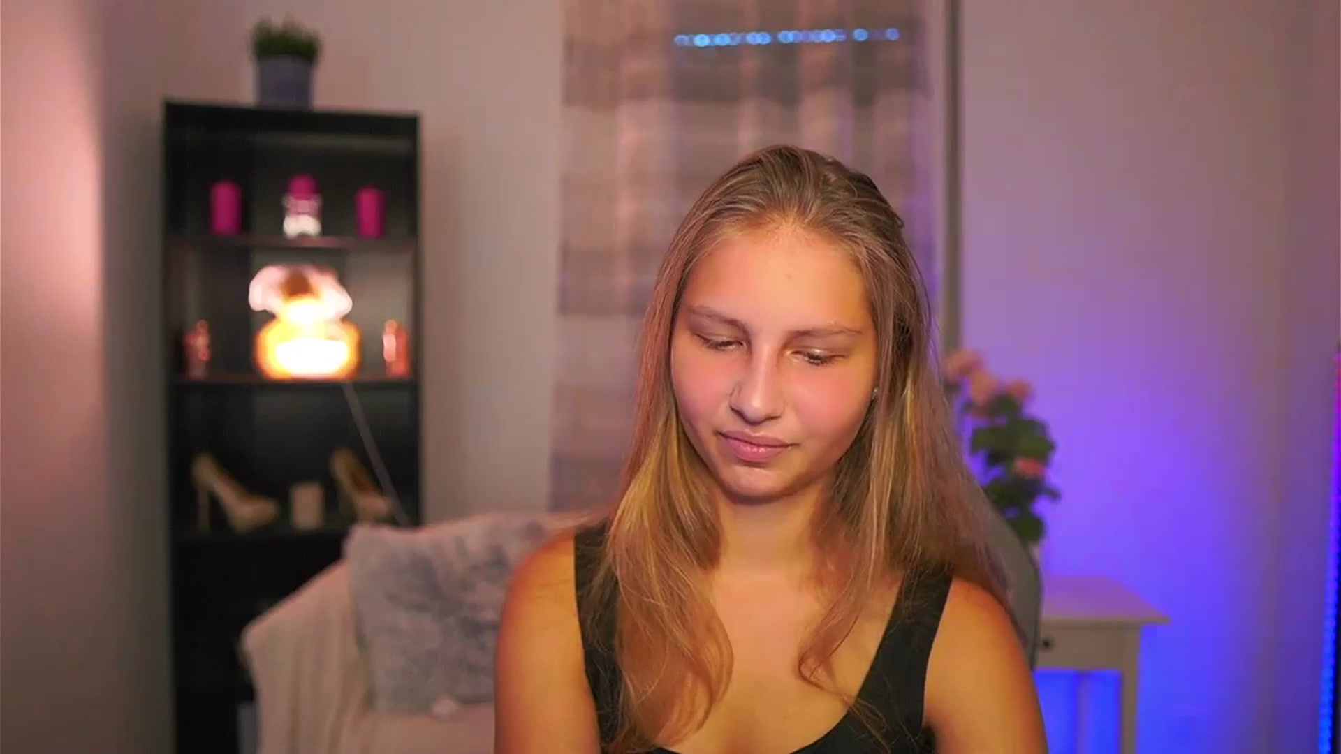 Gallery image thumbnail from Emmie_murray's myfreecams stream on, 10/19/2025, 14:43 image 4 of 20