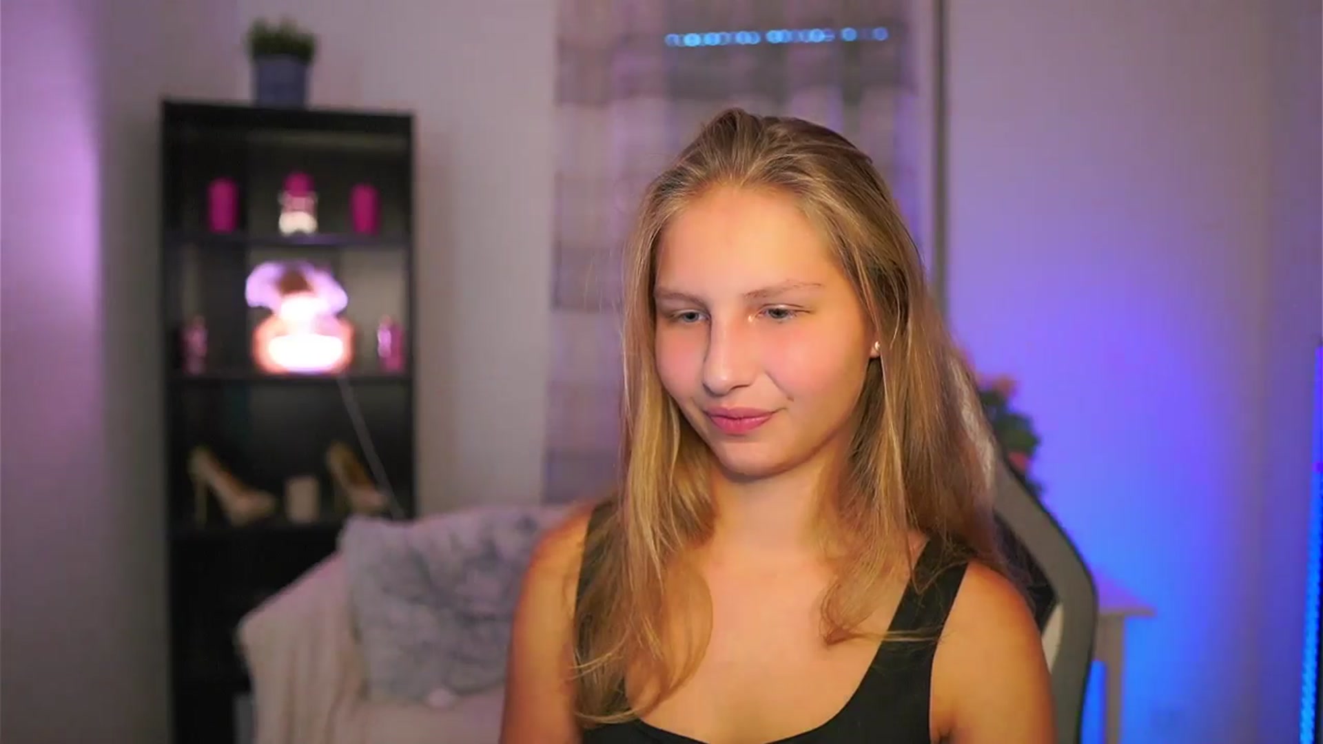 Gallery image thumbnail from Emmie_murray's myfreecams stream on, 10/19/2025, 14:43 image 3 of 20